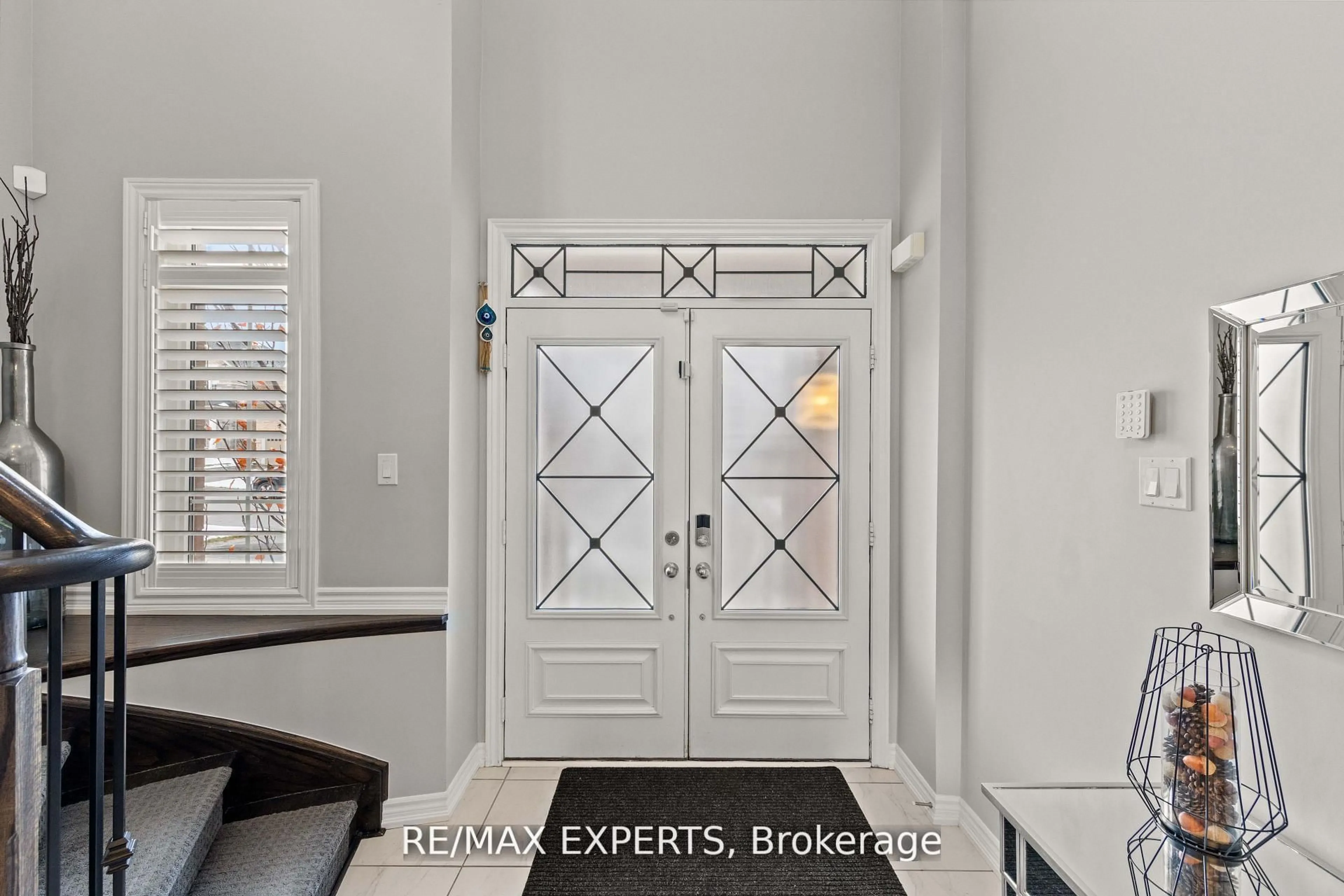 Indoor entryway for 48 Manor Glen Cres, East Gwillimbury Ontario L0G 1M0