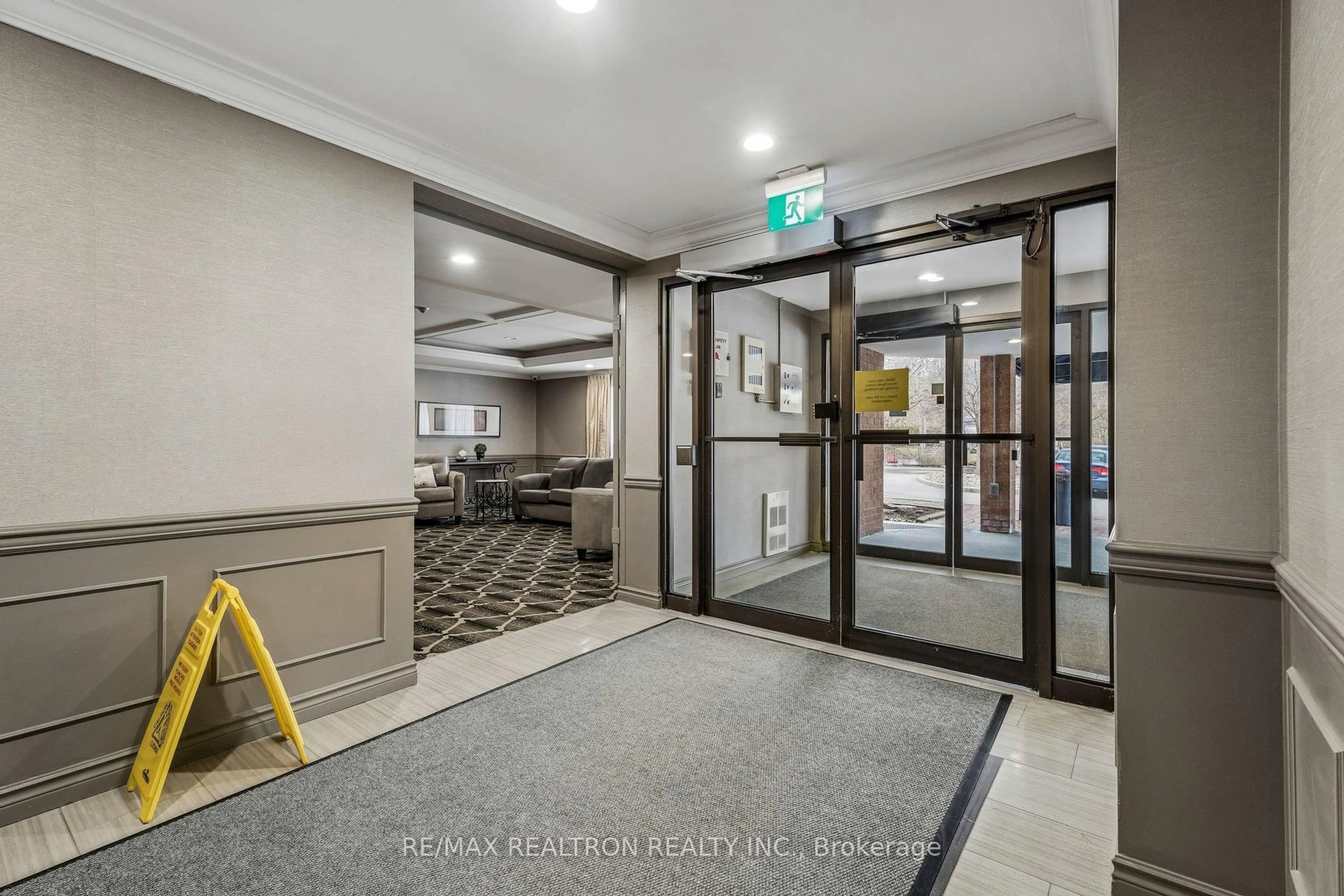 Indoor foyer for 155 Main St #305, Newmarket Ontario L3Y 8C2