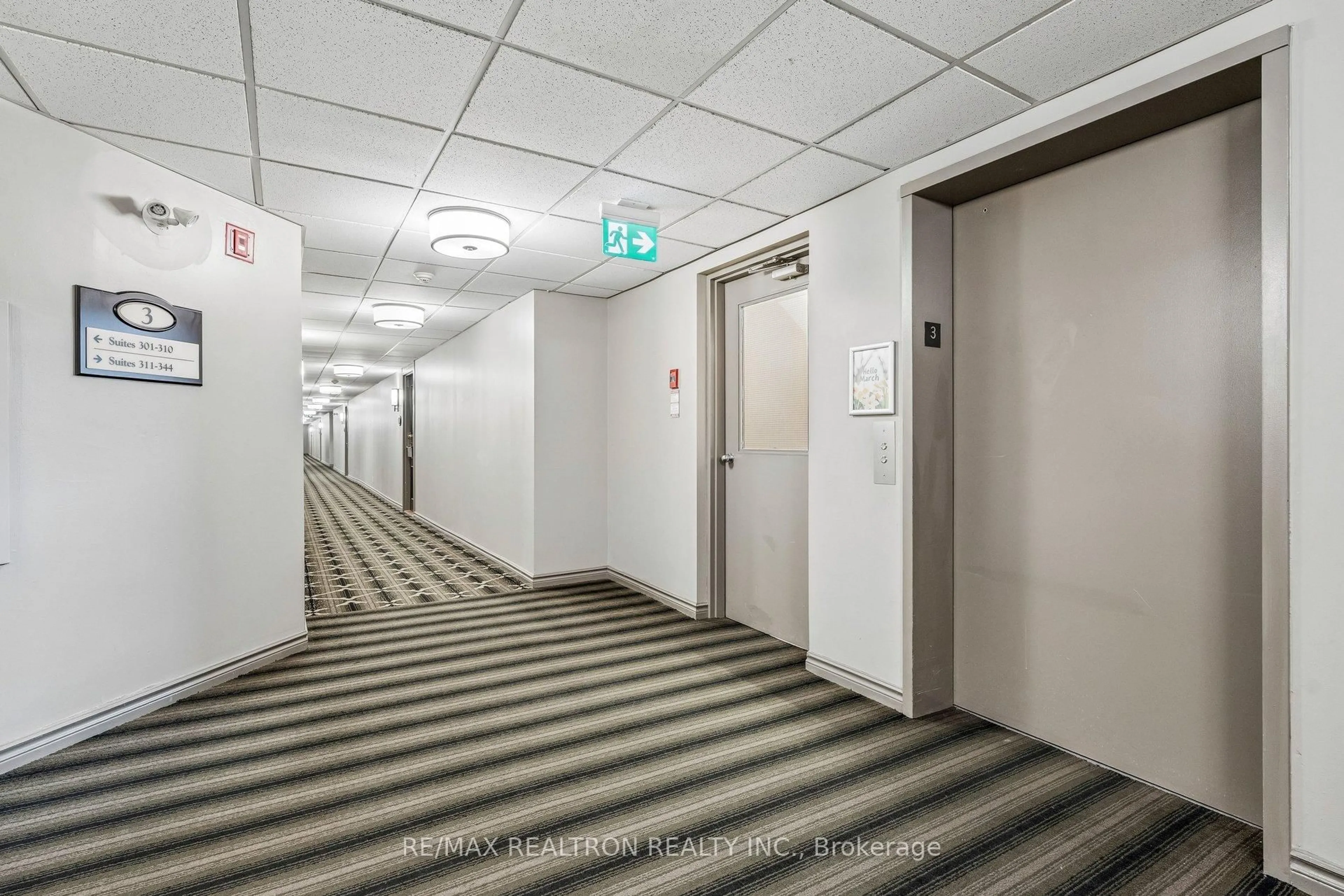 Indoor foyer for 155 Main St #305, Newmarket Ontario L3Y 8C2