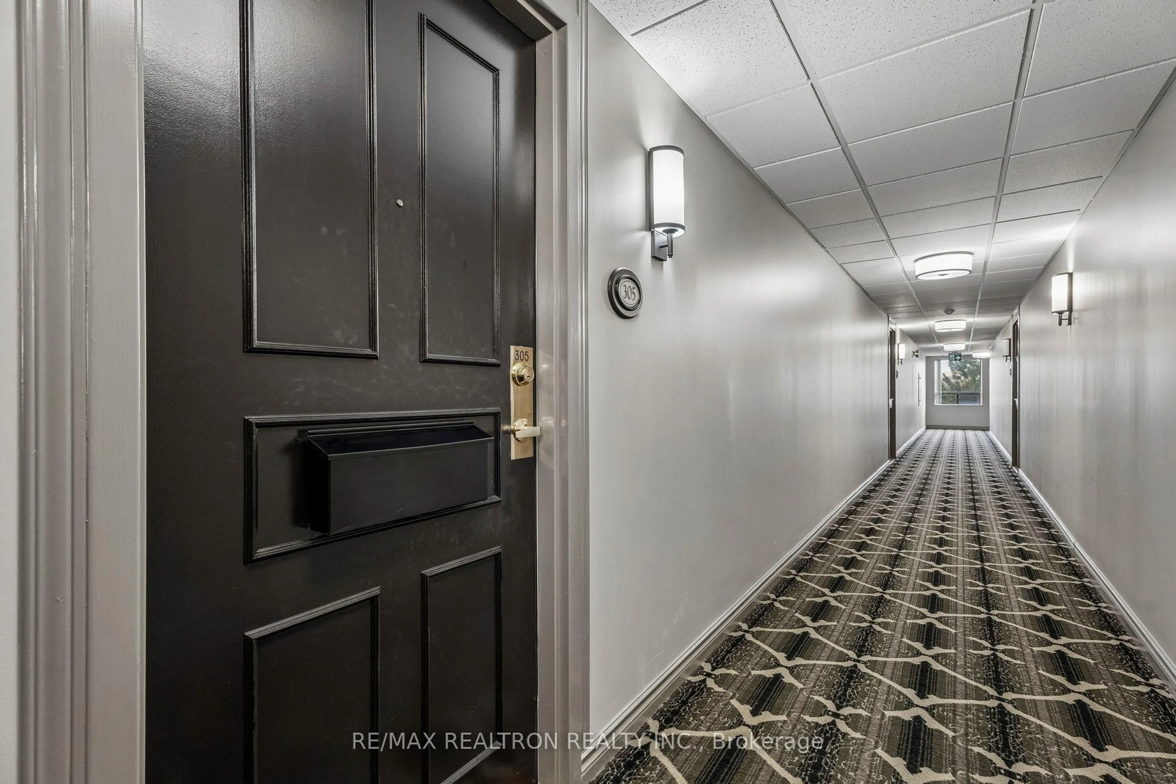 Indoor foyer for 155 Main St #305, Newmarket Ontario L3Y 8C2