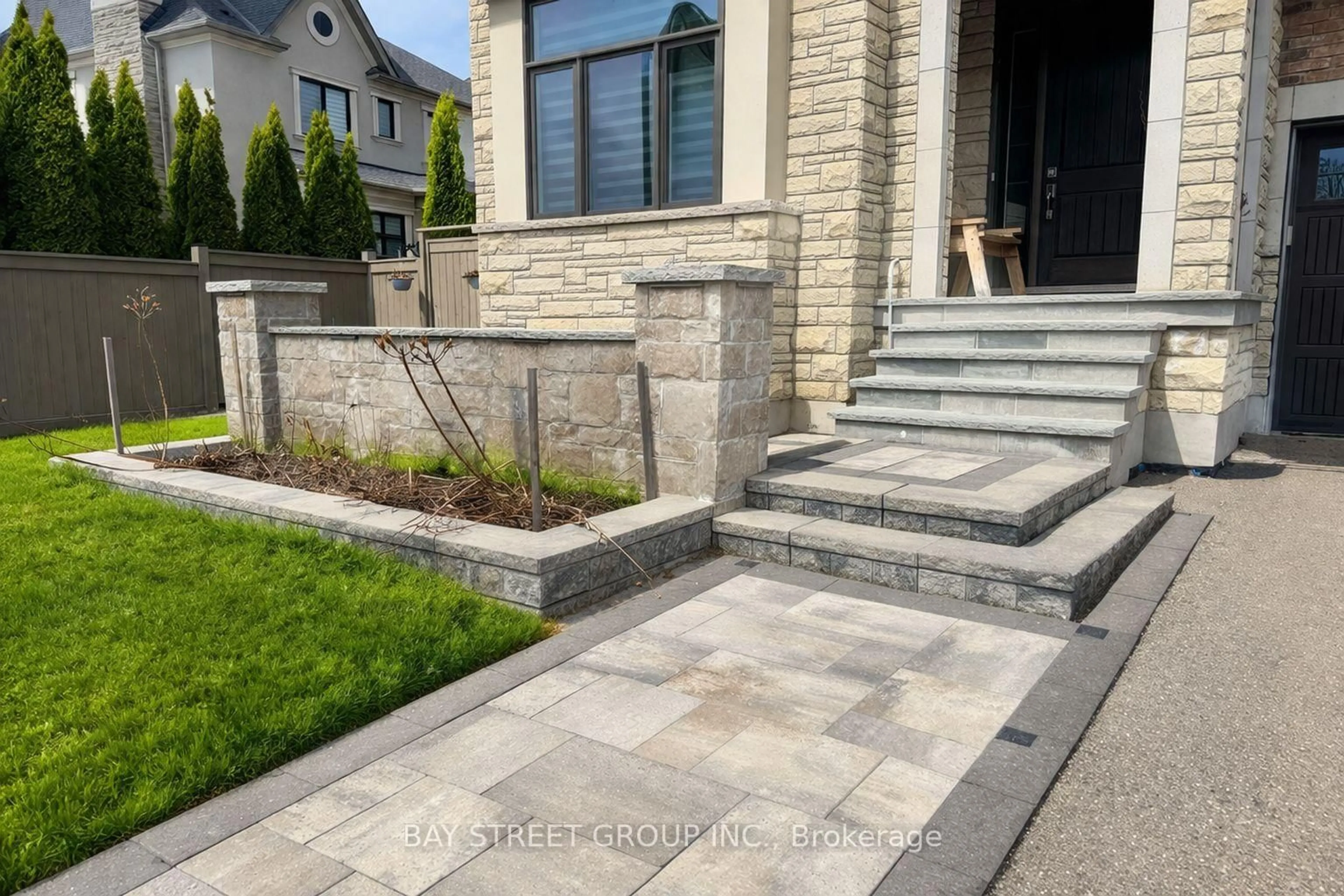 Patio, street for 39 Cairns Gate, King Ontario L7B 0P5