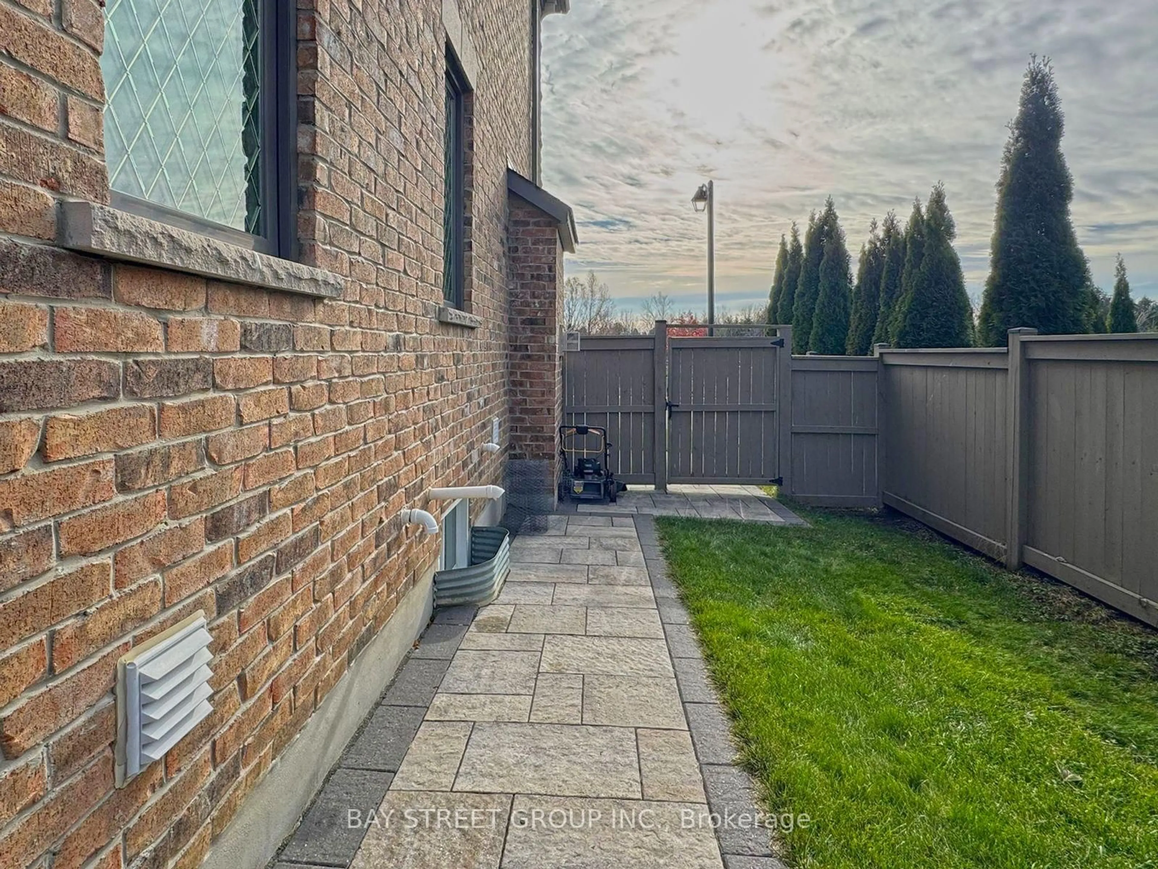Patio, street for 39 Cairns Gate, King Ontario L7B 0P5