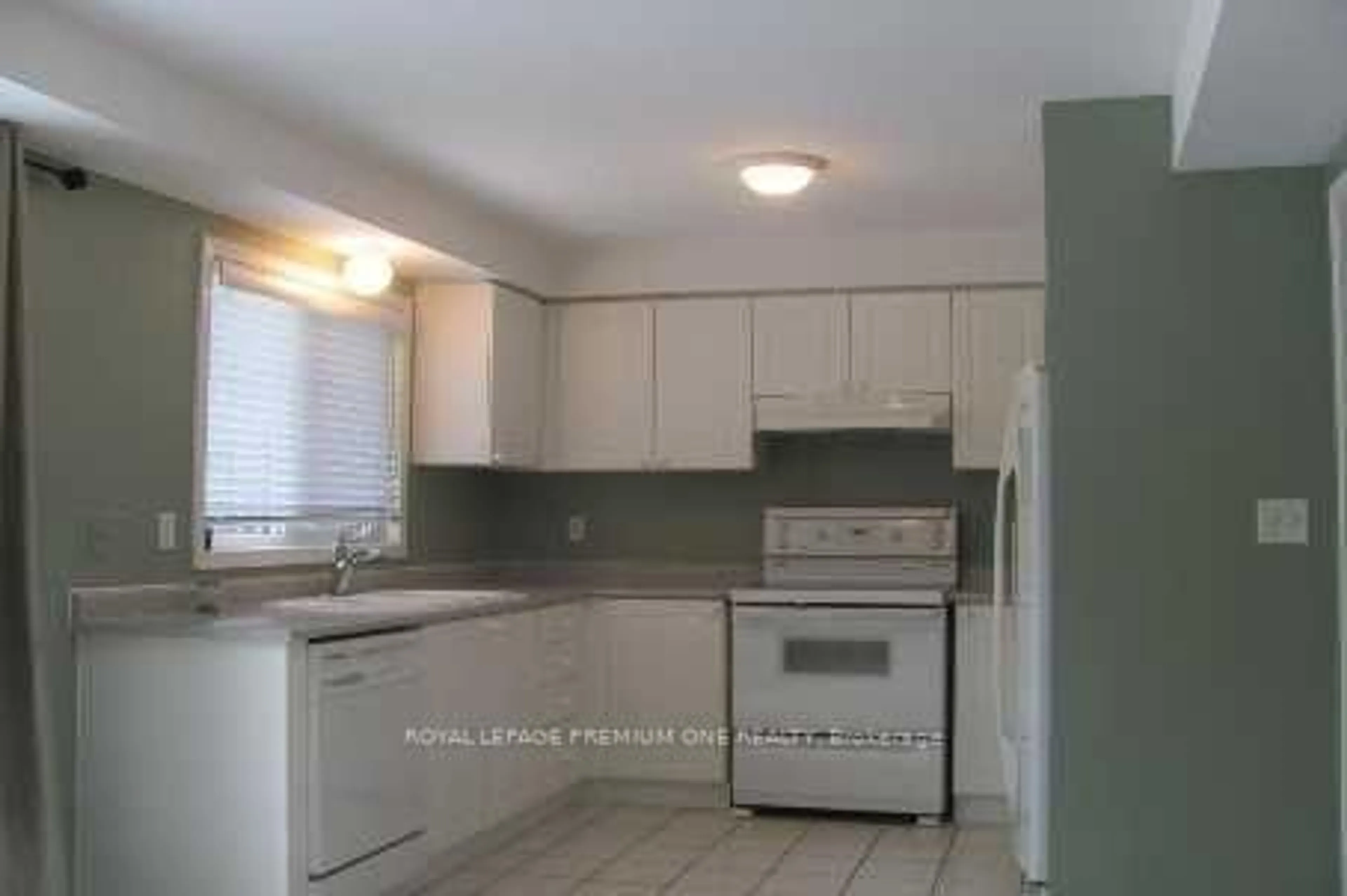 Standard kitchen, unknown for 18 Madeira Ave, Vaughan Ontario L6A 2Y4