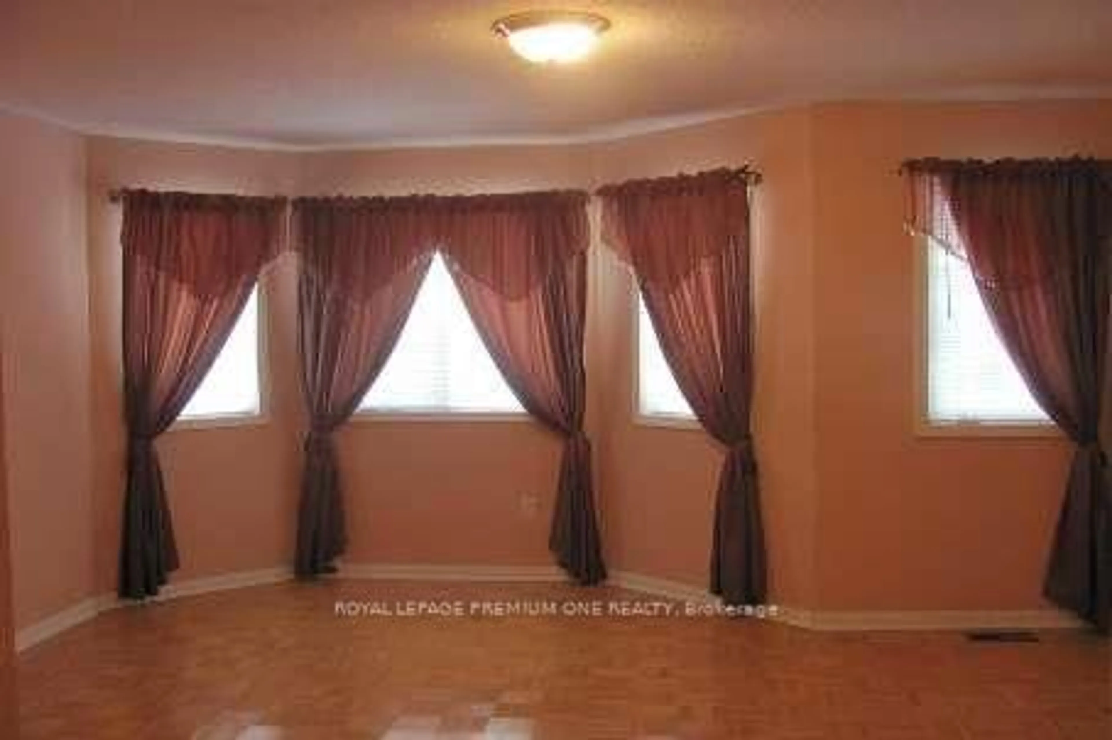 A pic of a room for 18 Madeira Ave, Vaughan Ontario L6A 2Y4