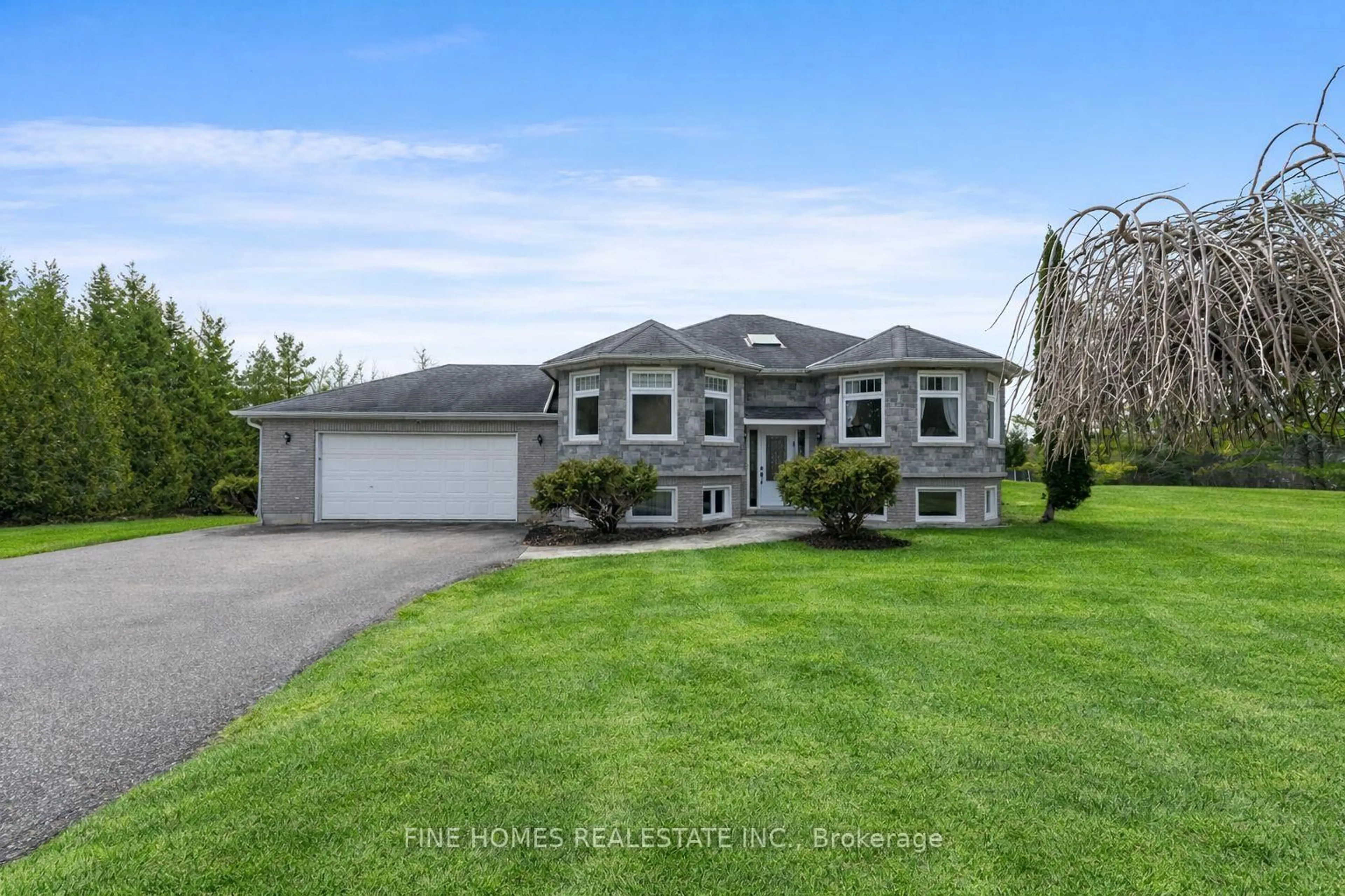 A pic from outside/outdoor area/front of a property/back of a property/a pic from drone, street for 5895 Latimer Rd, Georgina Ontario L0E 1R0