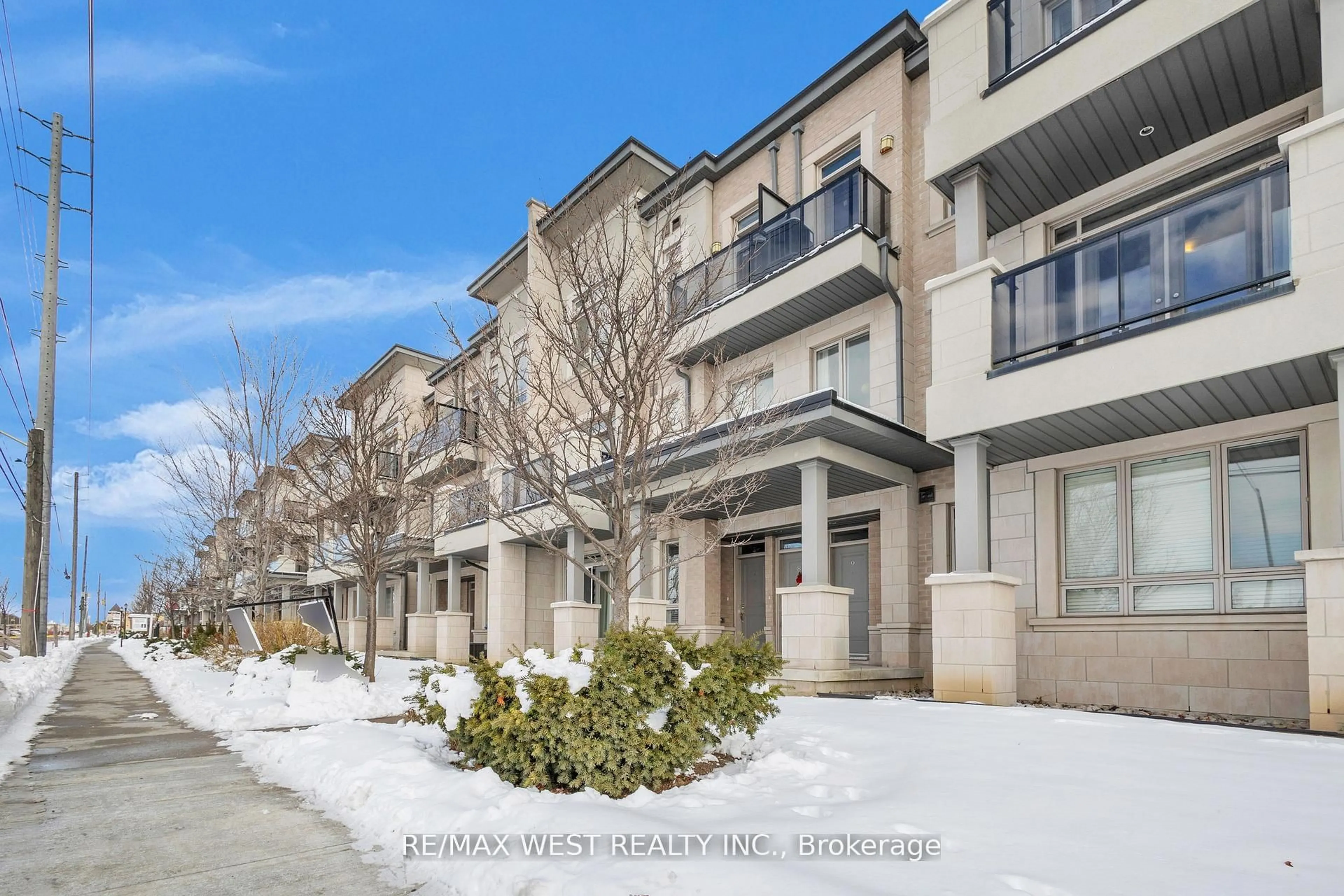Patio, street for 9601 Jane St #9, Vaughan Ontario L6A 4G5