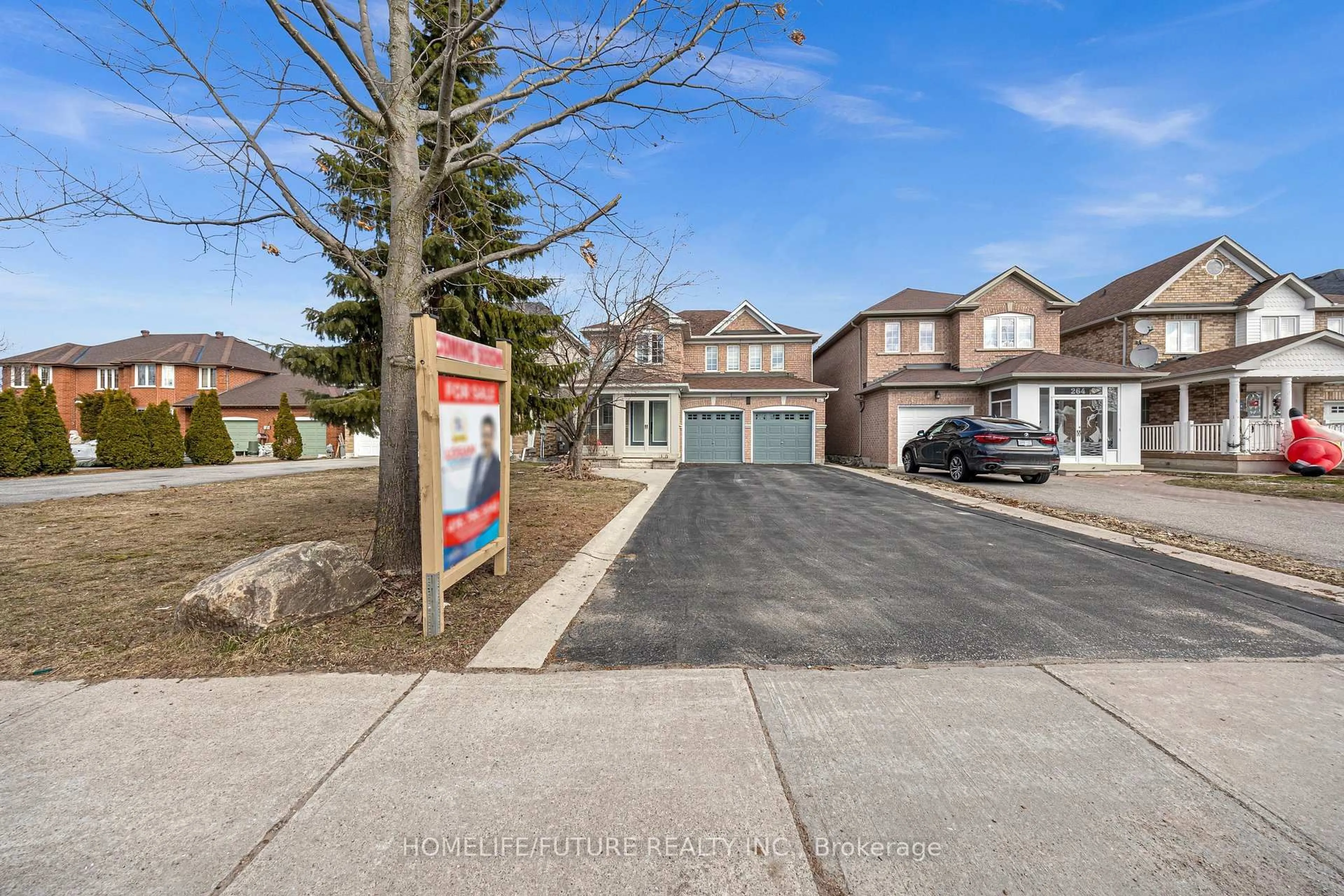 A pic from outside/outdoor area/front of a property/back of a property/a pic from drone, street for 262 Helen Ave, Markham Ontario L3R 1K1