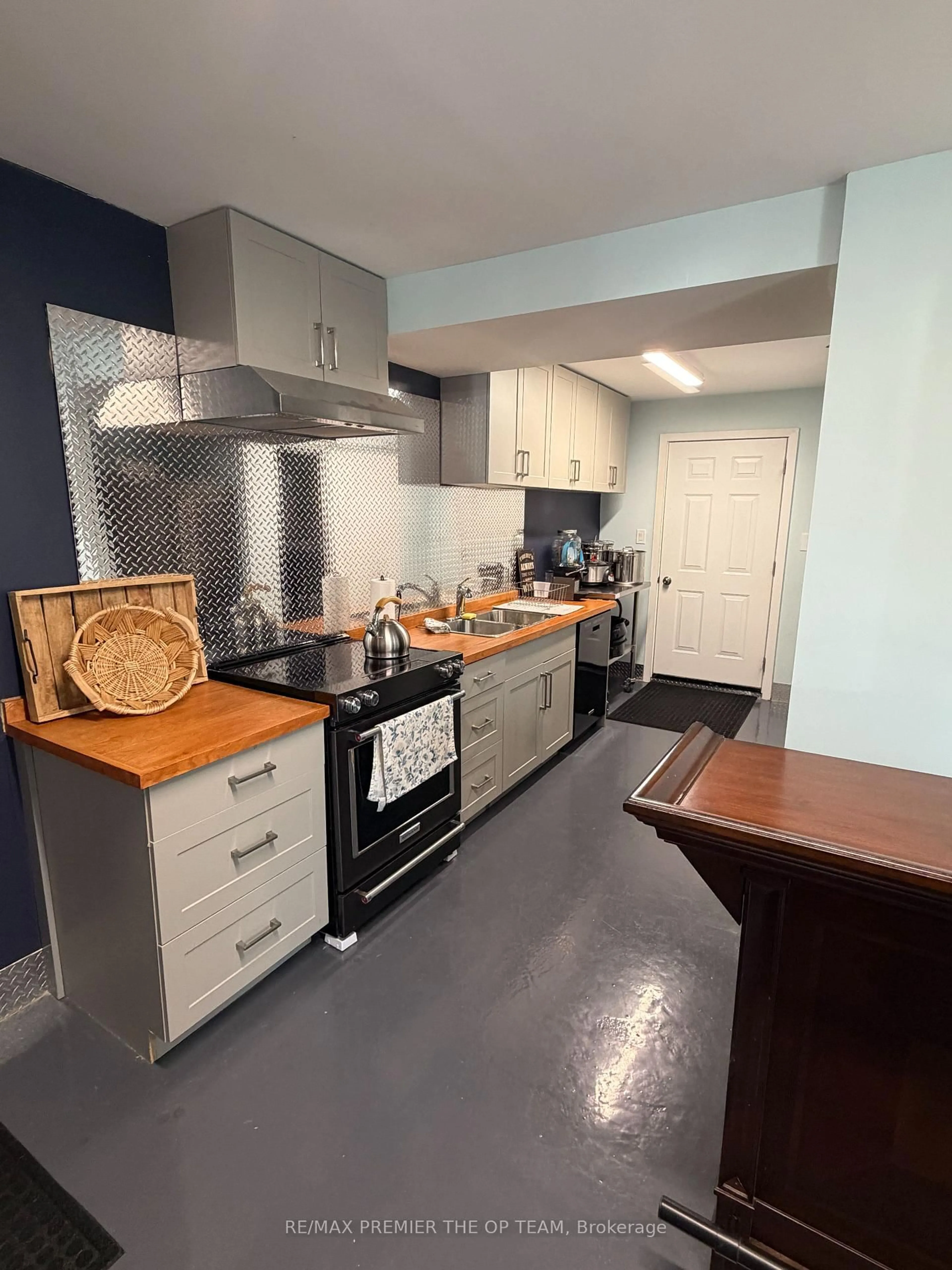 Standard kitchen, unknown for 12490 Mill Rd, King Ontario L7B 1K4