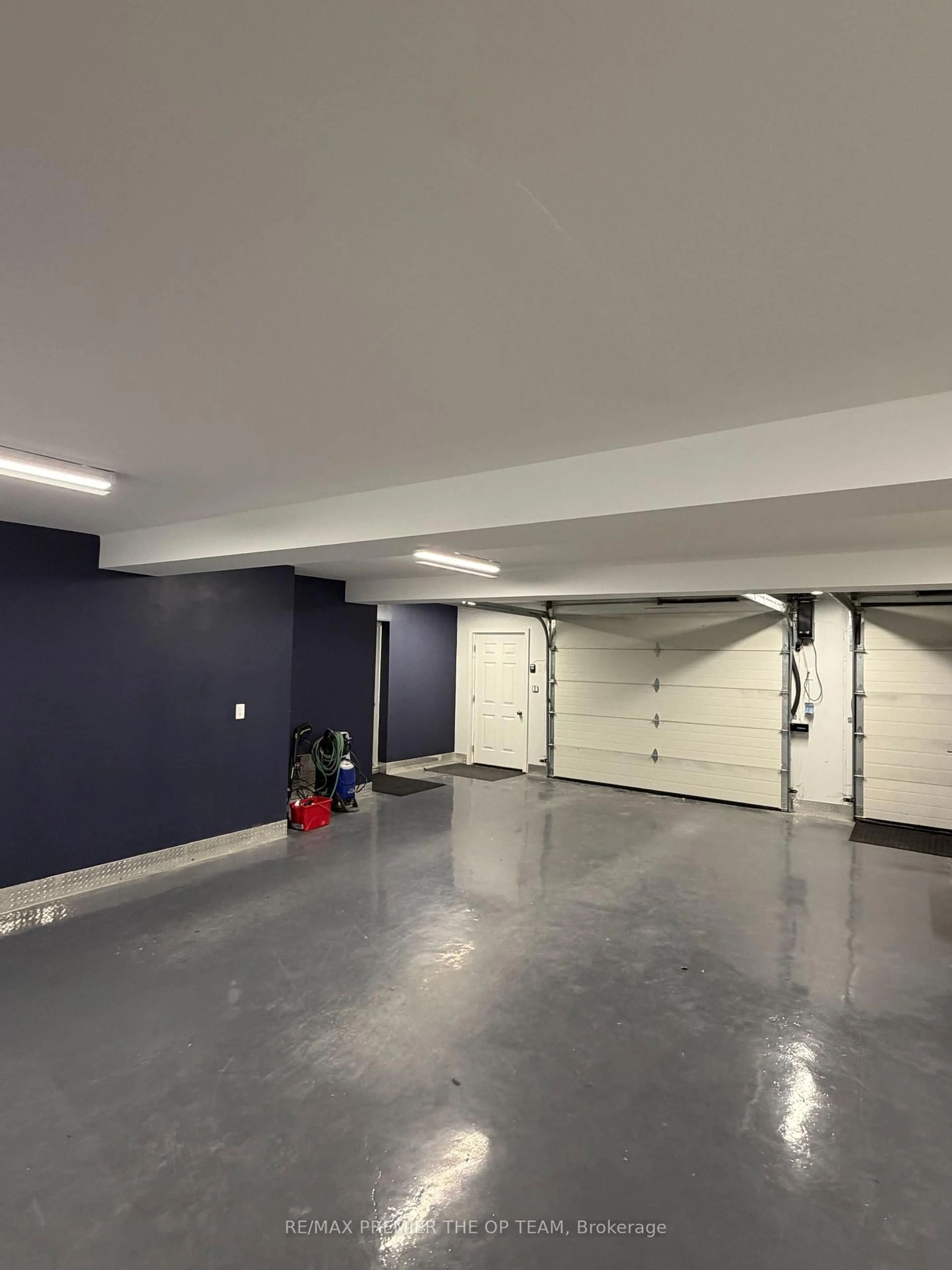 Indoor garage for 12490 Mill Rd, King Ontario L7B 1K4