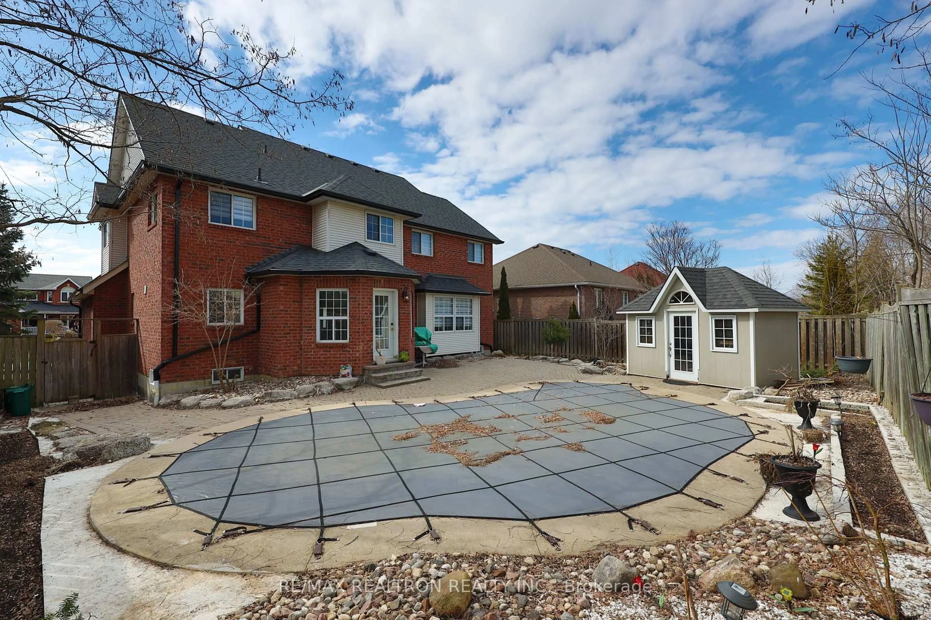 A pic from outside/outdoor area/front of a property/back of a property/a pic from drone, street for 25 Highcastle Ave, Georgina Ontario L4P 4B4