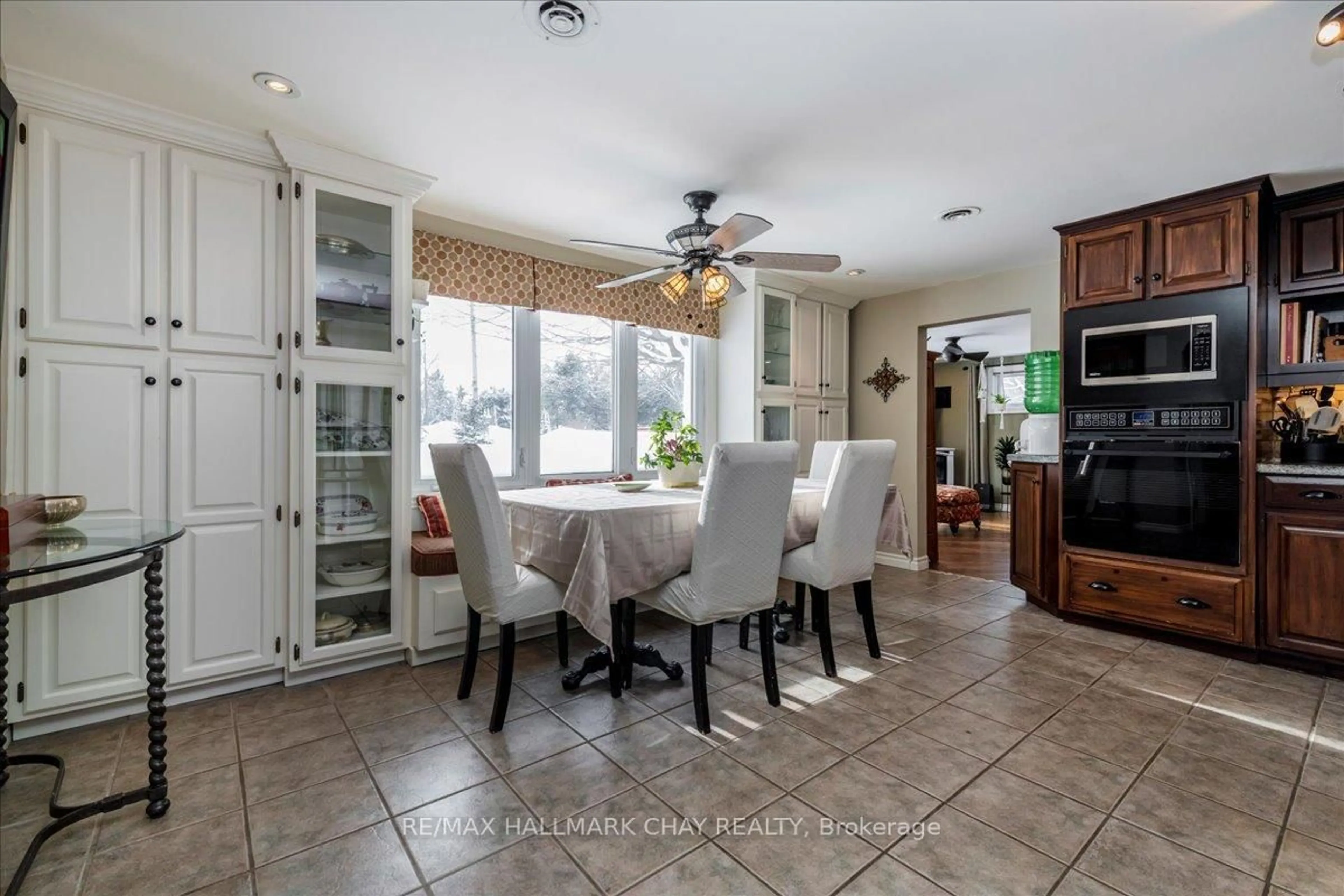 Open concept kitchen, ceramic/tile floor for 3302 Innisfil Beach Rd, Innisfil Ontario L9S 4C7