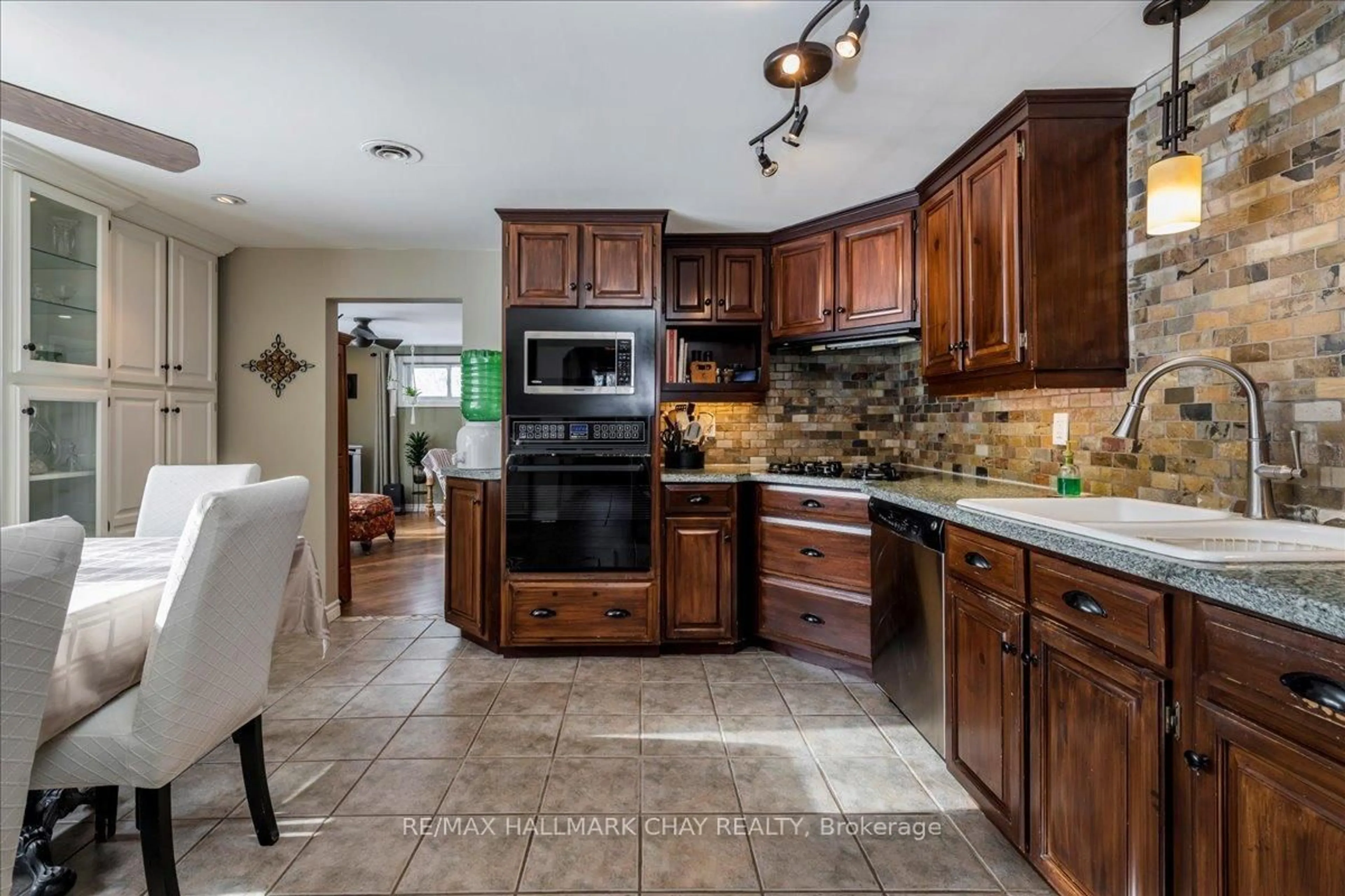 Open concept kitchen, ceramic/tile floor for 3302 Innisfil Beach Rd, Innisfil Ontario L9S 4C7