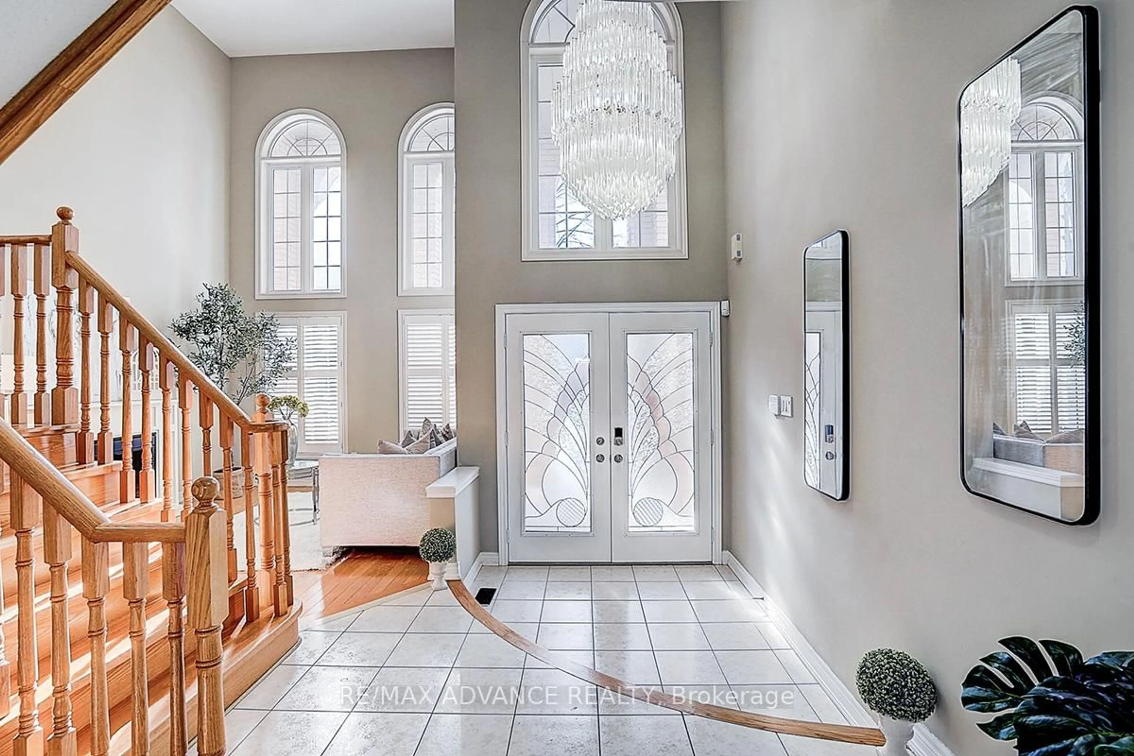 Indoor entryway for 16 St Etienne Dr, Vaughan Ontario L4H 2X4