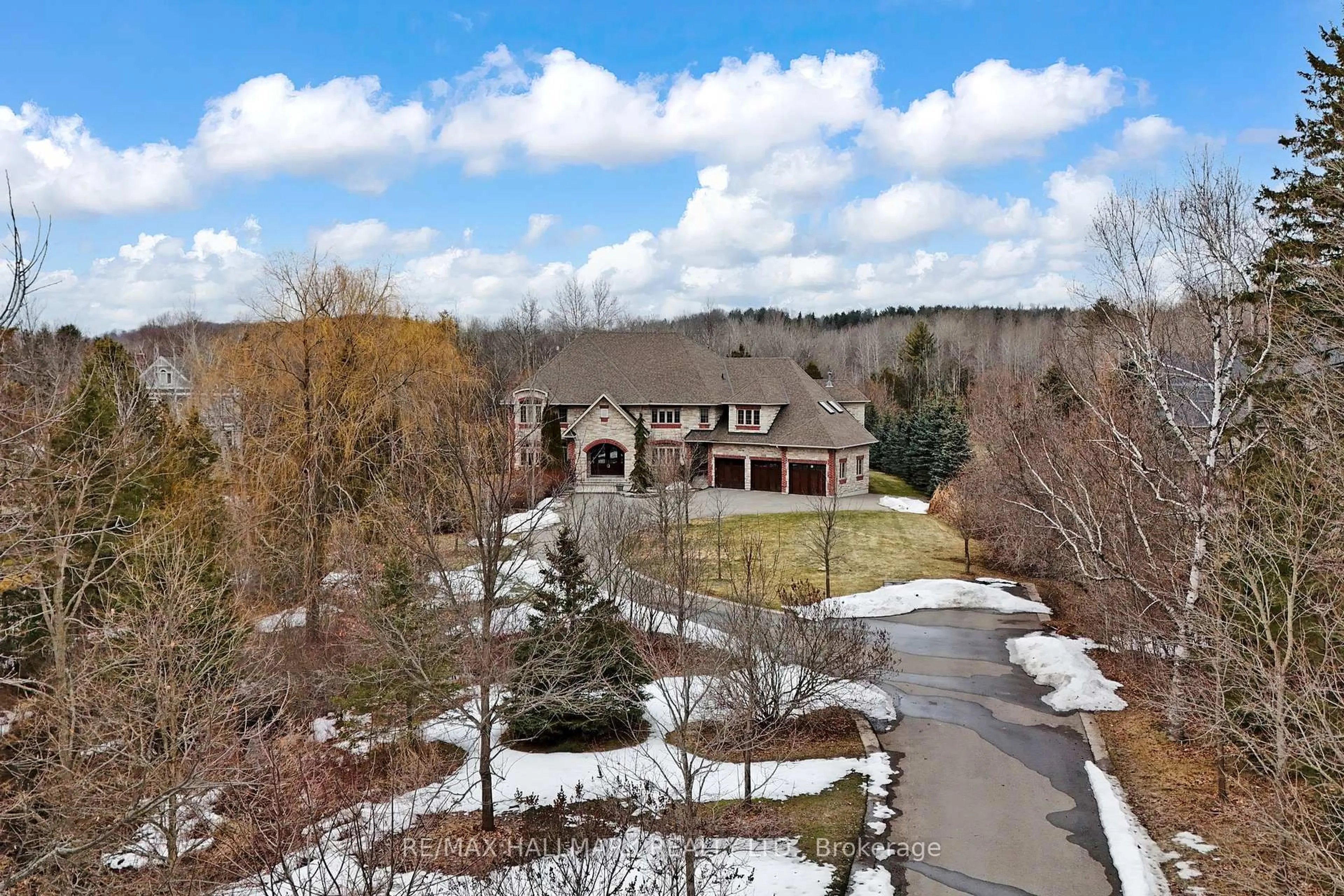 A pic from outside/outdoor area/front of a property/back of a property/a pic from drone, unknown for 206 Churchill Ave, King Ontario L7B 0G9