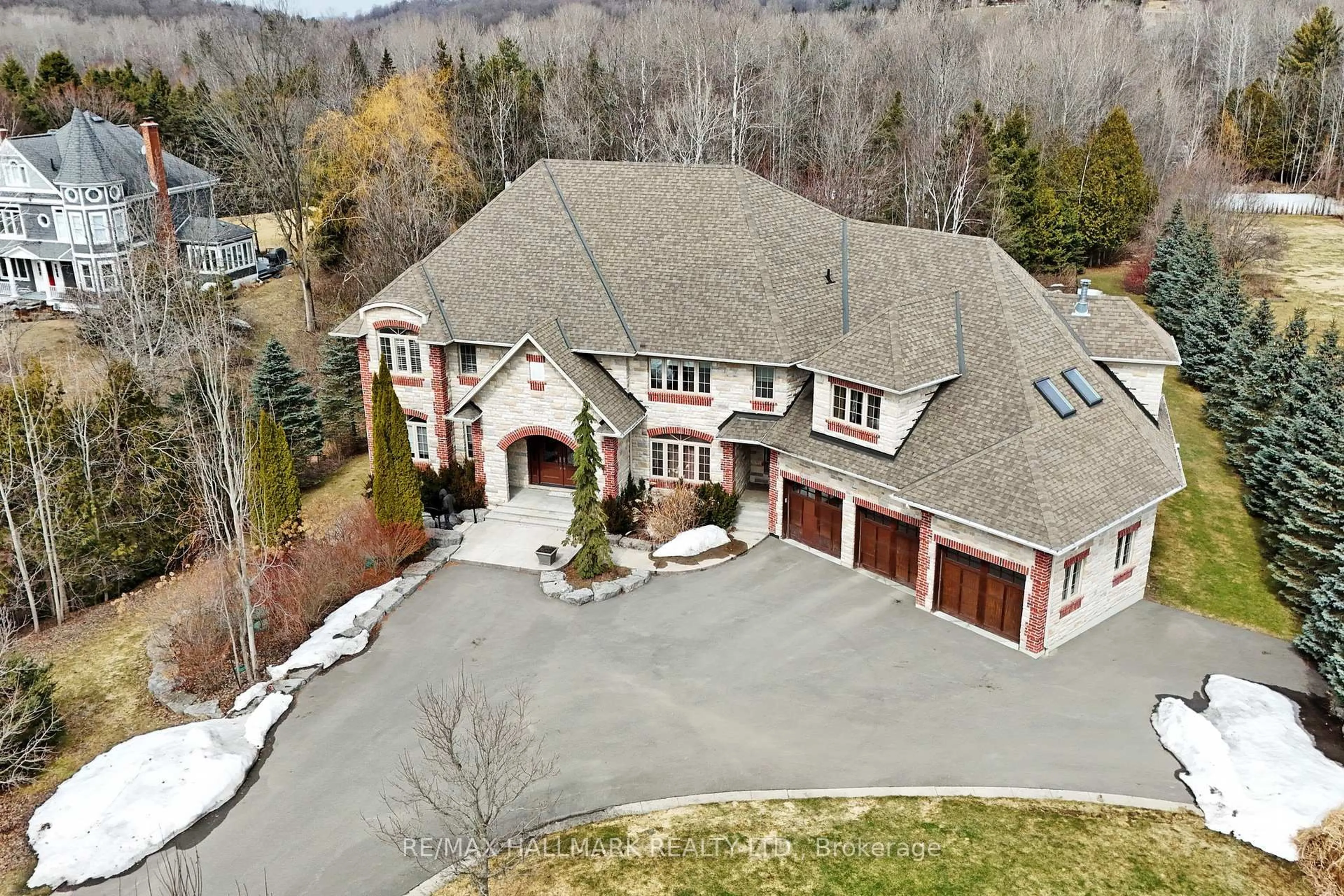 A pic from outside/outdoor area/front of a property/back of a property/a pic from drone, mountain view for 206 Churchill Ave, King Ontario L7B 0G9