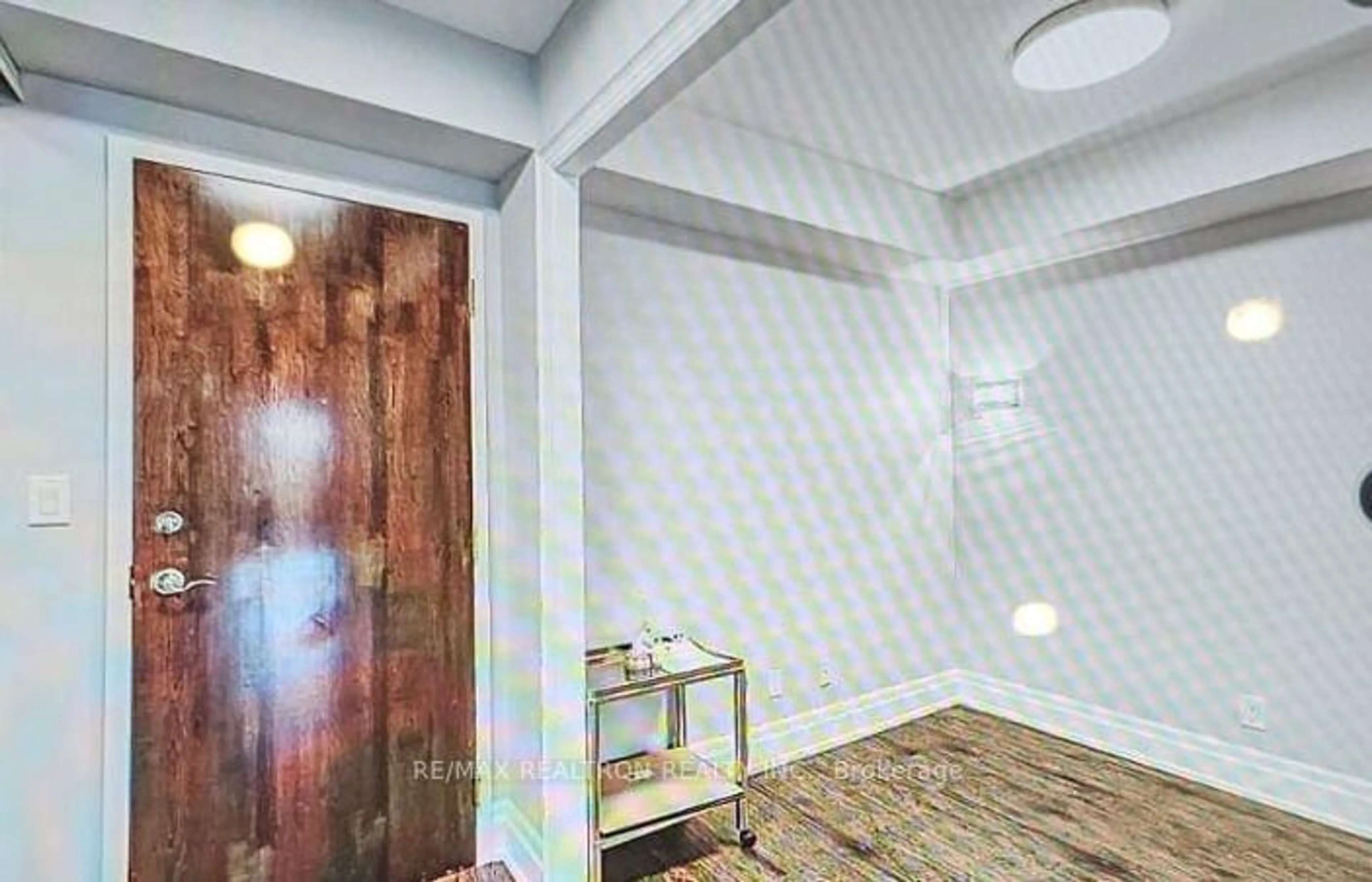 Indoor foyer for 100 Promenade Circ #210, Vaughan Ontario L4J 7W7