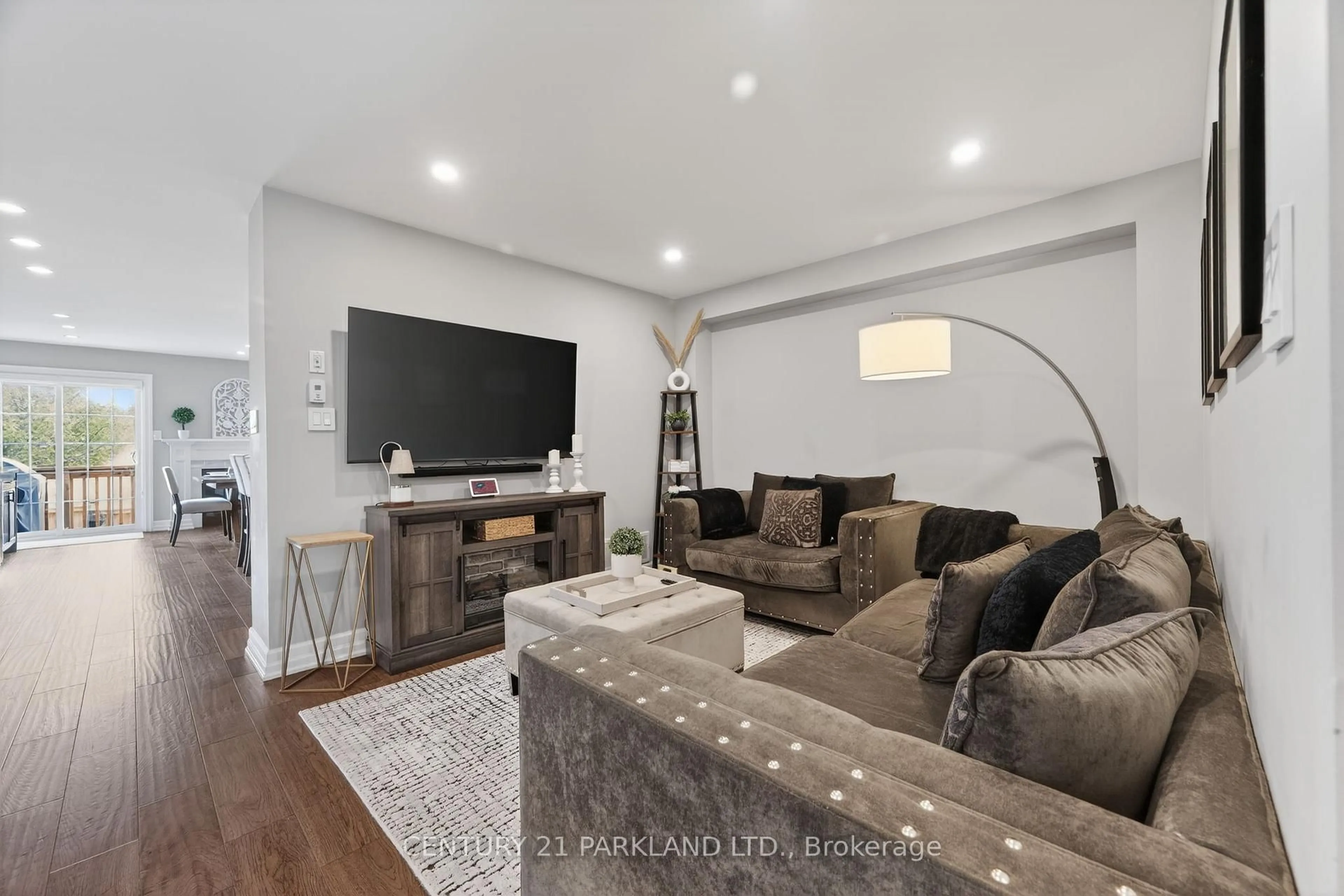 Living room with furniture, wood/laminate floor for 123 RUSSEL Dr, Bradford West Gwillimbury Ontario L3Z 3B9