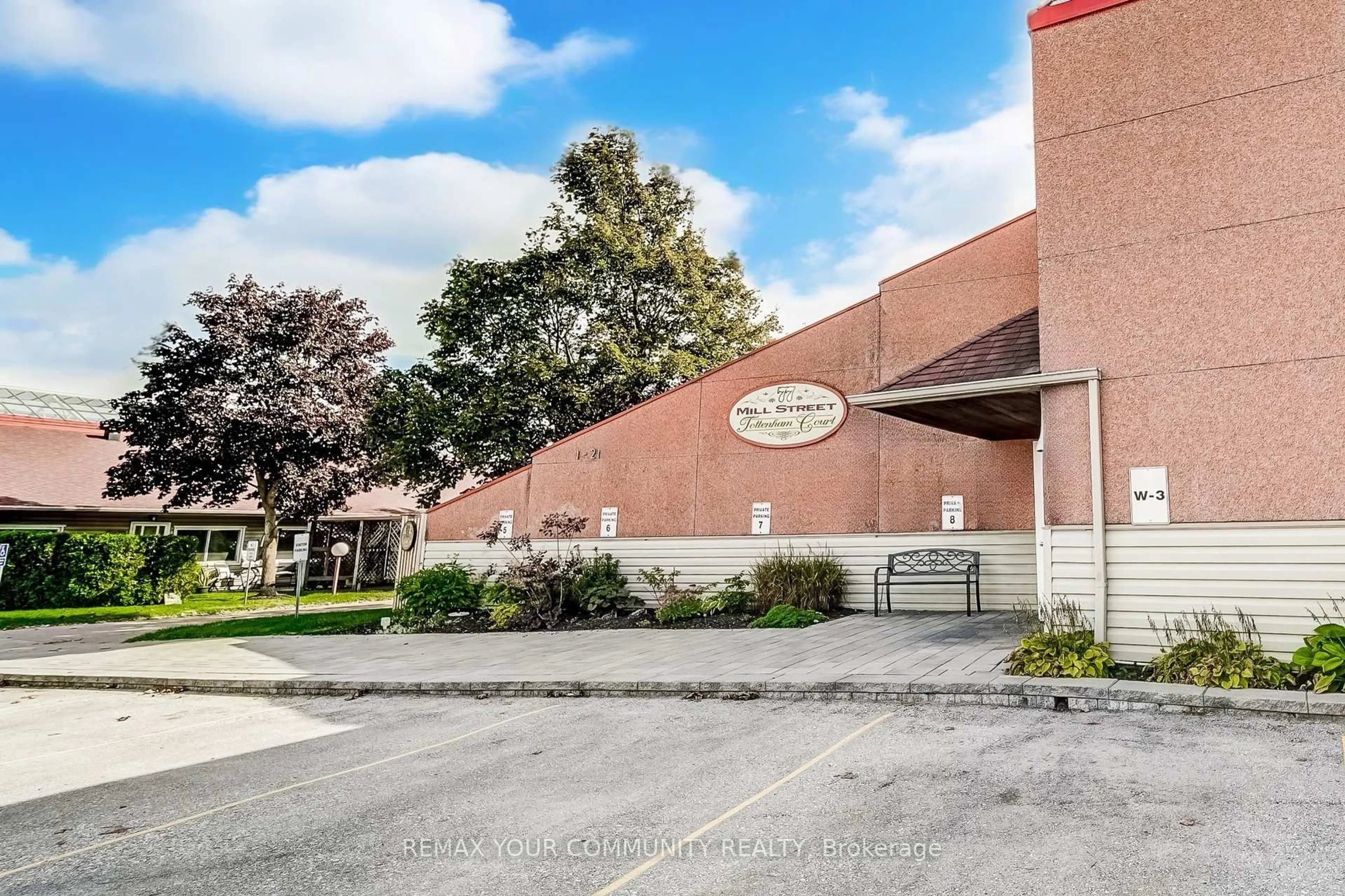 Indoor foyer for 77 Mill St #3, New Tecumseth Ontario L0G 1W0