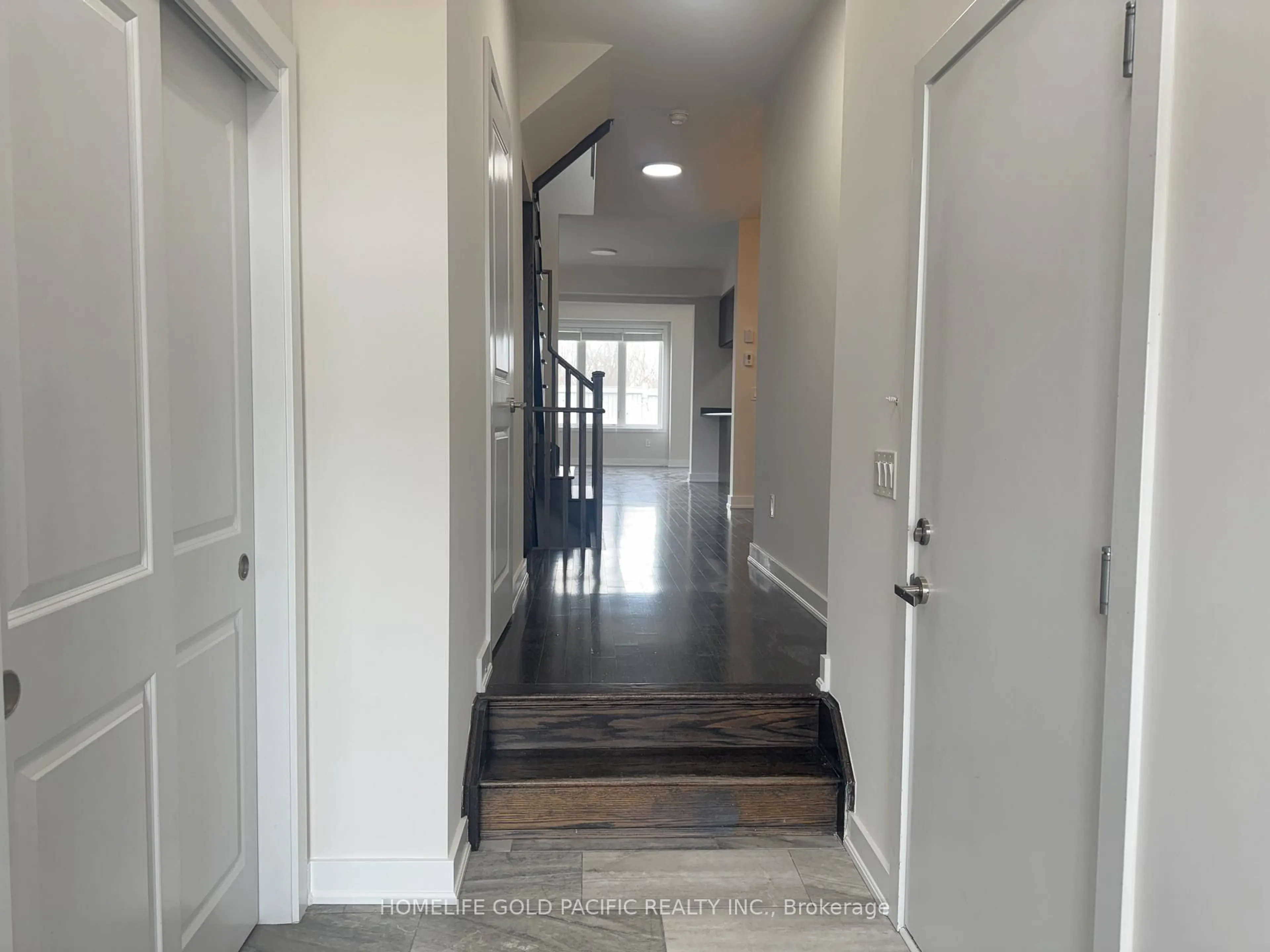 Indoor foyer for 9 Dariole Dr, Richmond Hill Ontario L4E 5B7