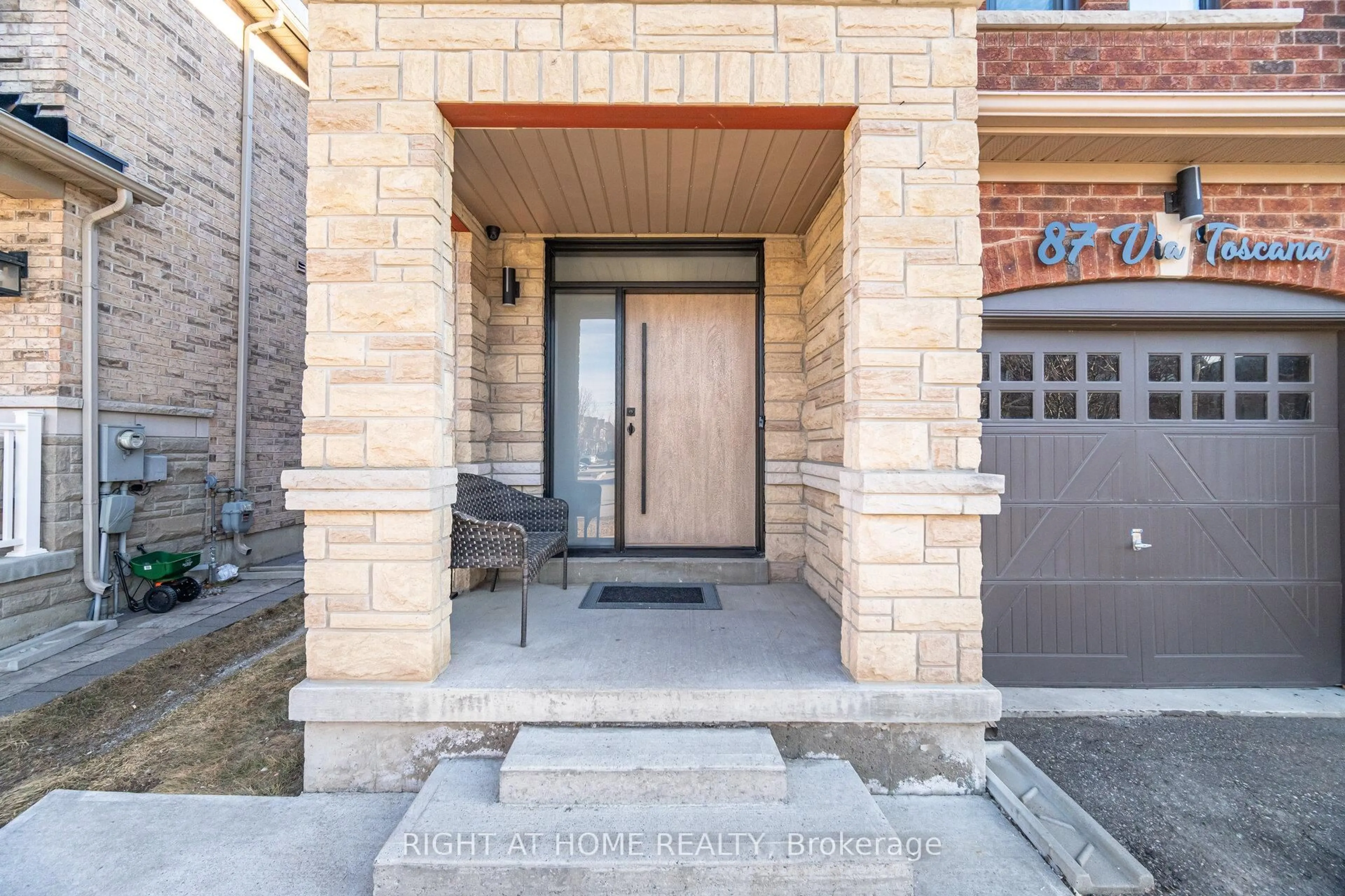 Indoor entryway for 87 Via Toscana Dr, Vaughan Ontario L4H 3V4