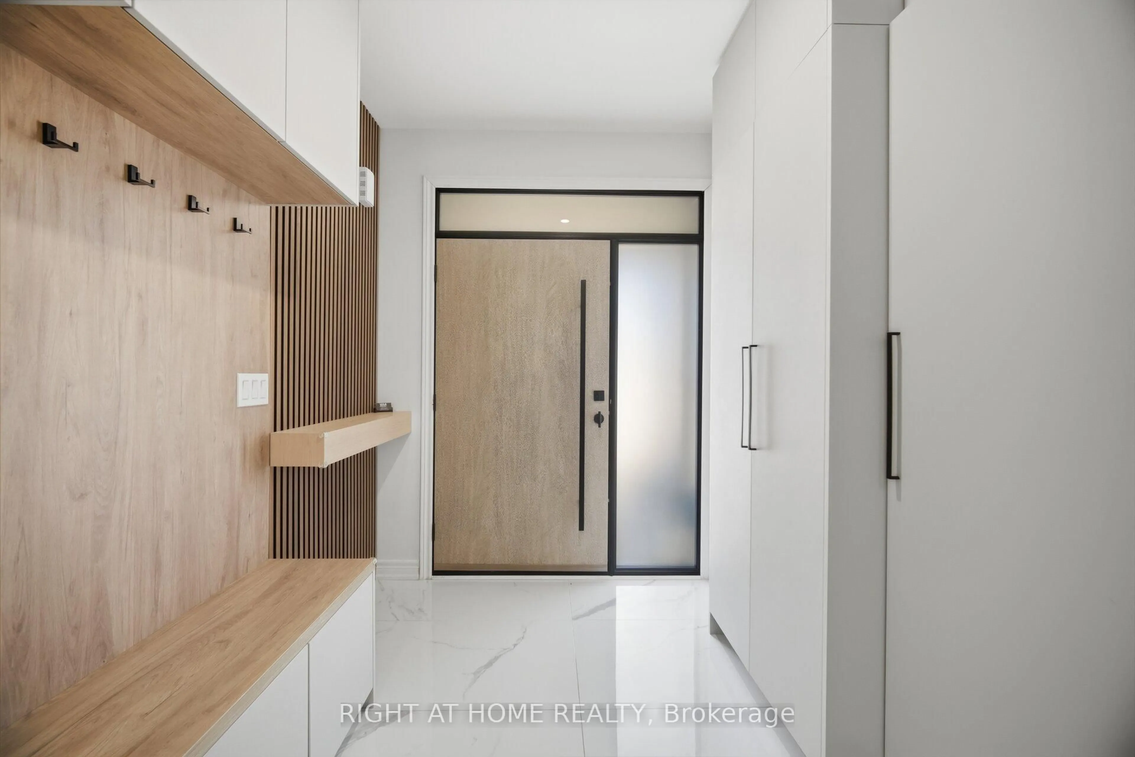 Indoor entryway for 87 Via Toscana Dr, Vaughan Ontario L4H 3V4