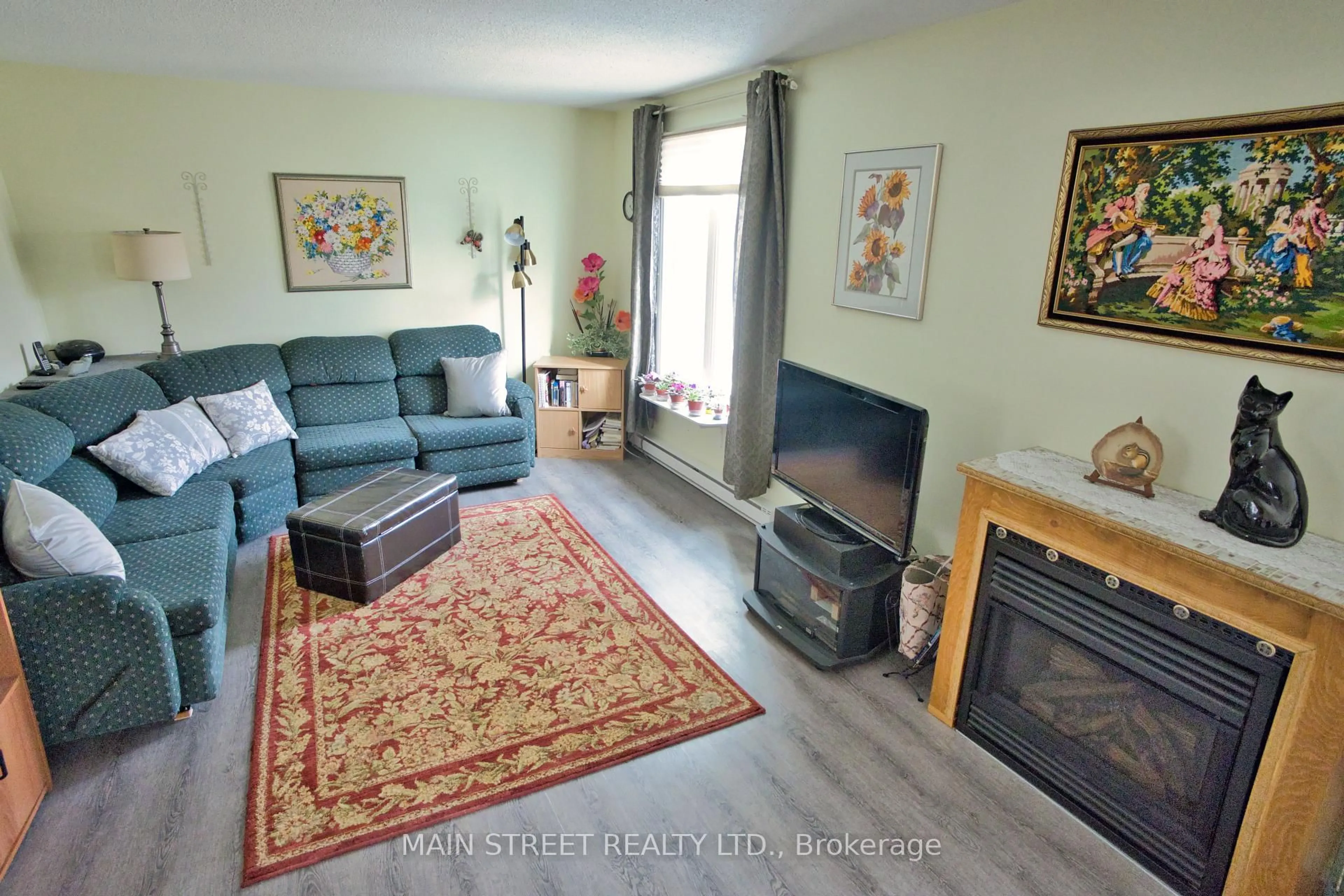 Living room with furniture, unknown for 204 Robinson Dr, Newmarket Ontario L3Y 5M5