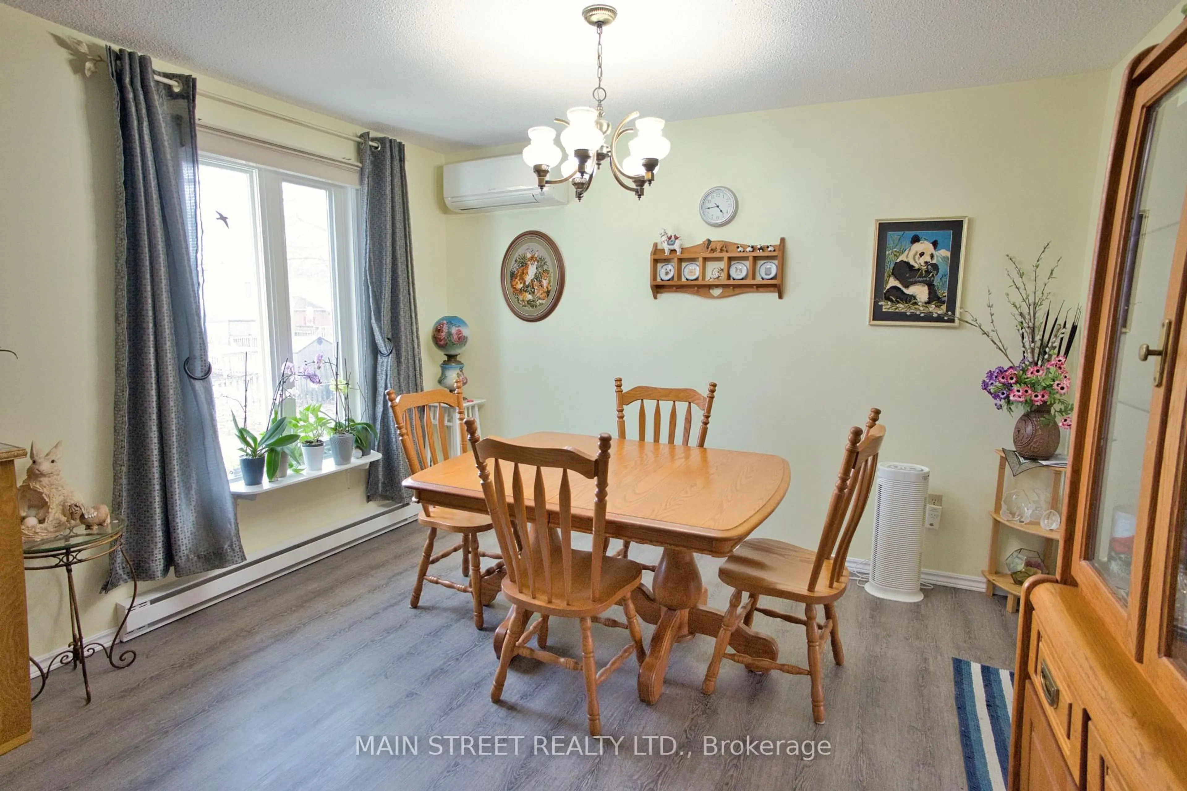 Dining room, wood/laminate floor for 204 Robinson Dr, Newmarket Ontario L3Y 5M5
