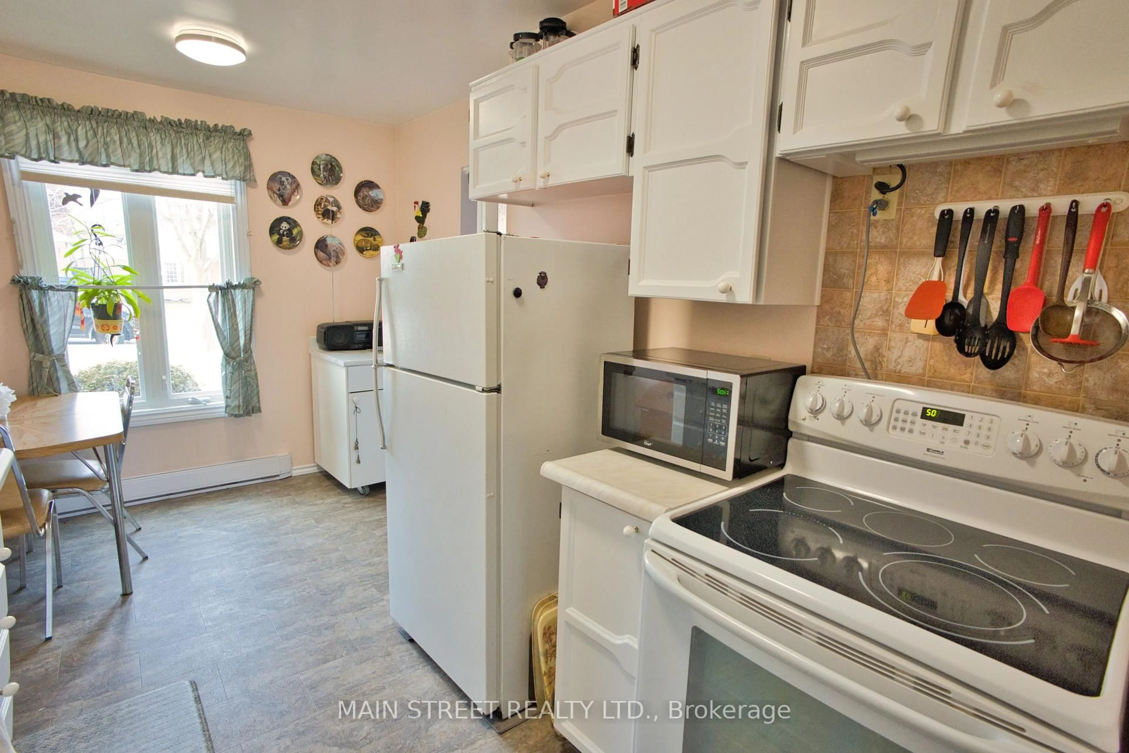 Standard kitchen, ceramic/tile floor for 204 Robinson Dr, Newmarket Ontario L3Y 5M5