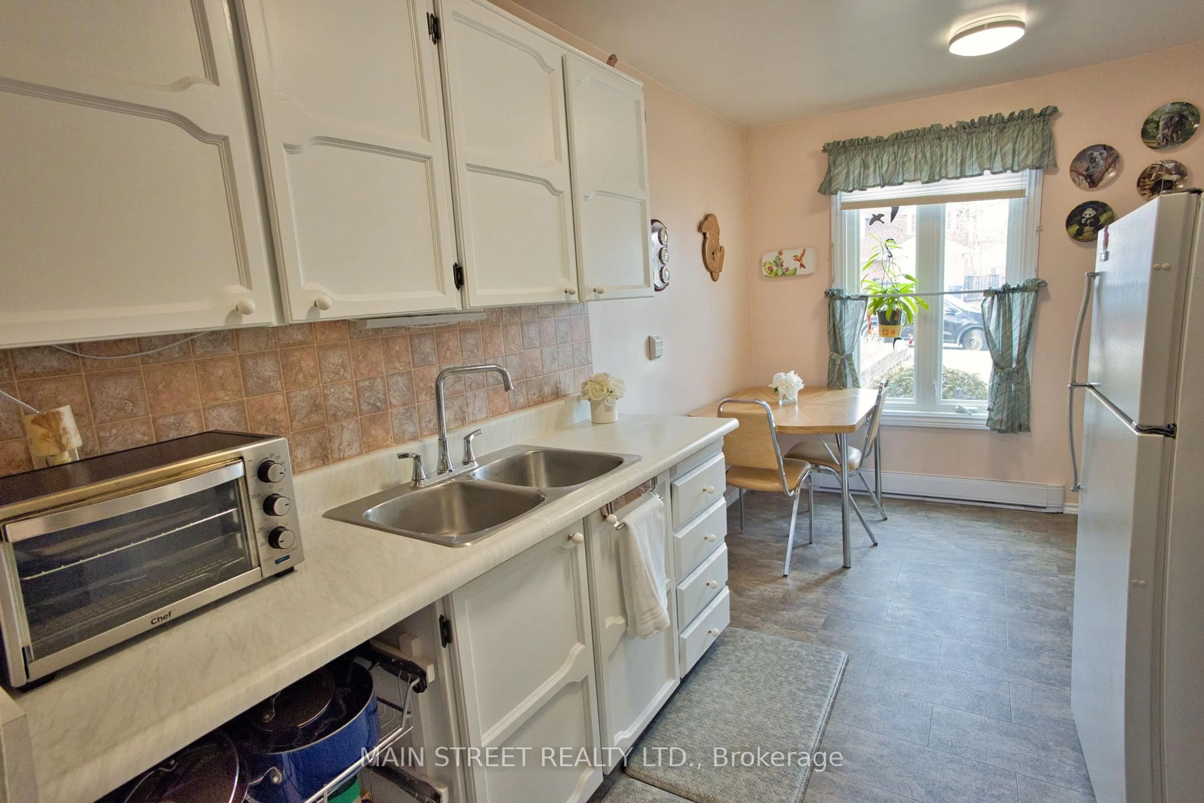 Standard kitchen, ceramic/tile floor for 204 Robinson Dr, Newmarket Ontario L3Y 5M5