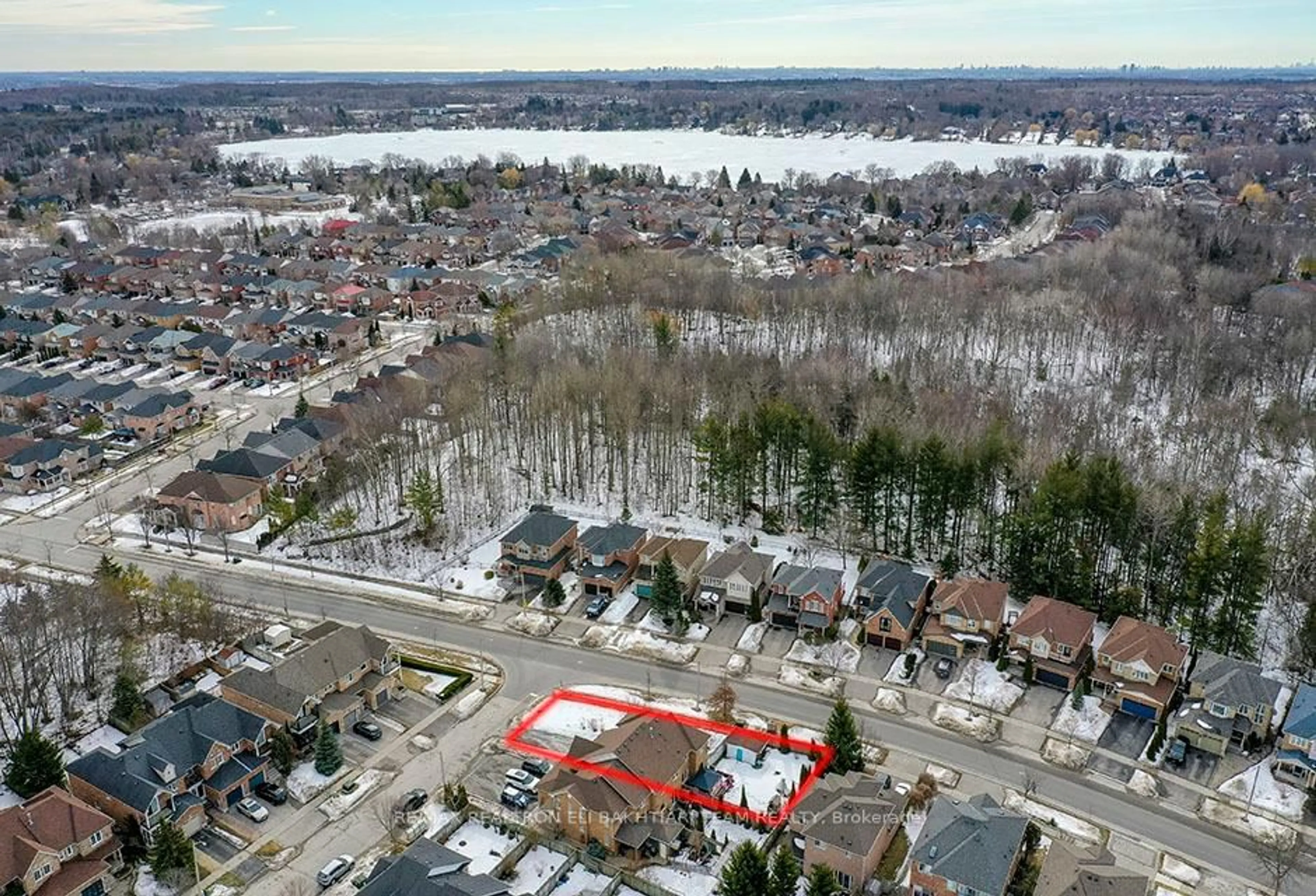 A pic from outside/outdoor area/front of a property/back of a property/a pic from drone, unknown for 133 Long Point Dr, Richmond Hill Ontario L4E 3Z6