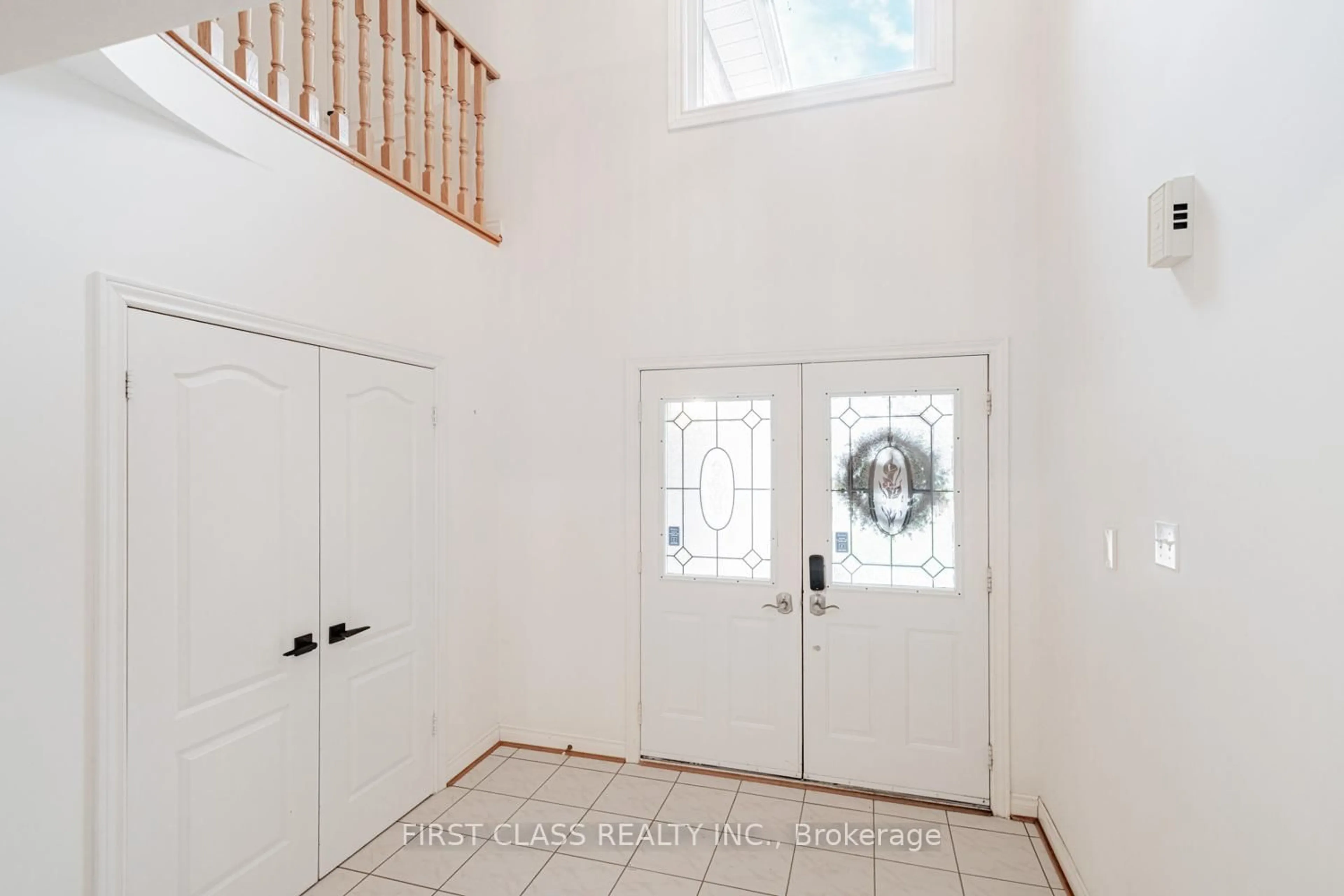 Indoor entryway for 220 Timpson Dr, Aurora Ontario L4G 5M7