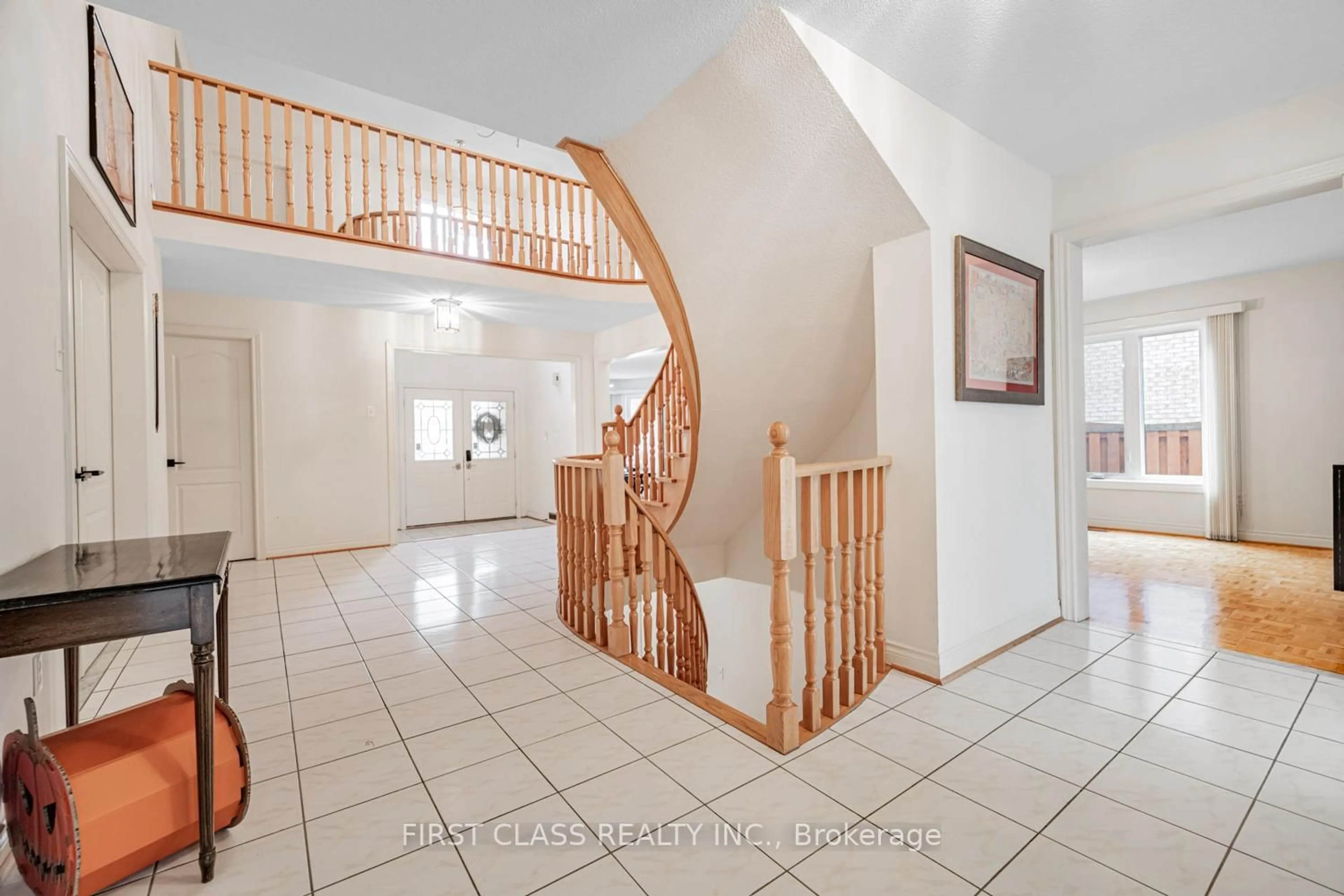 Indoor foyer for 220 Timpson Dr, Aurora Ontario L4G 5M7