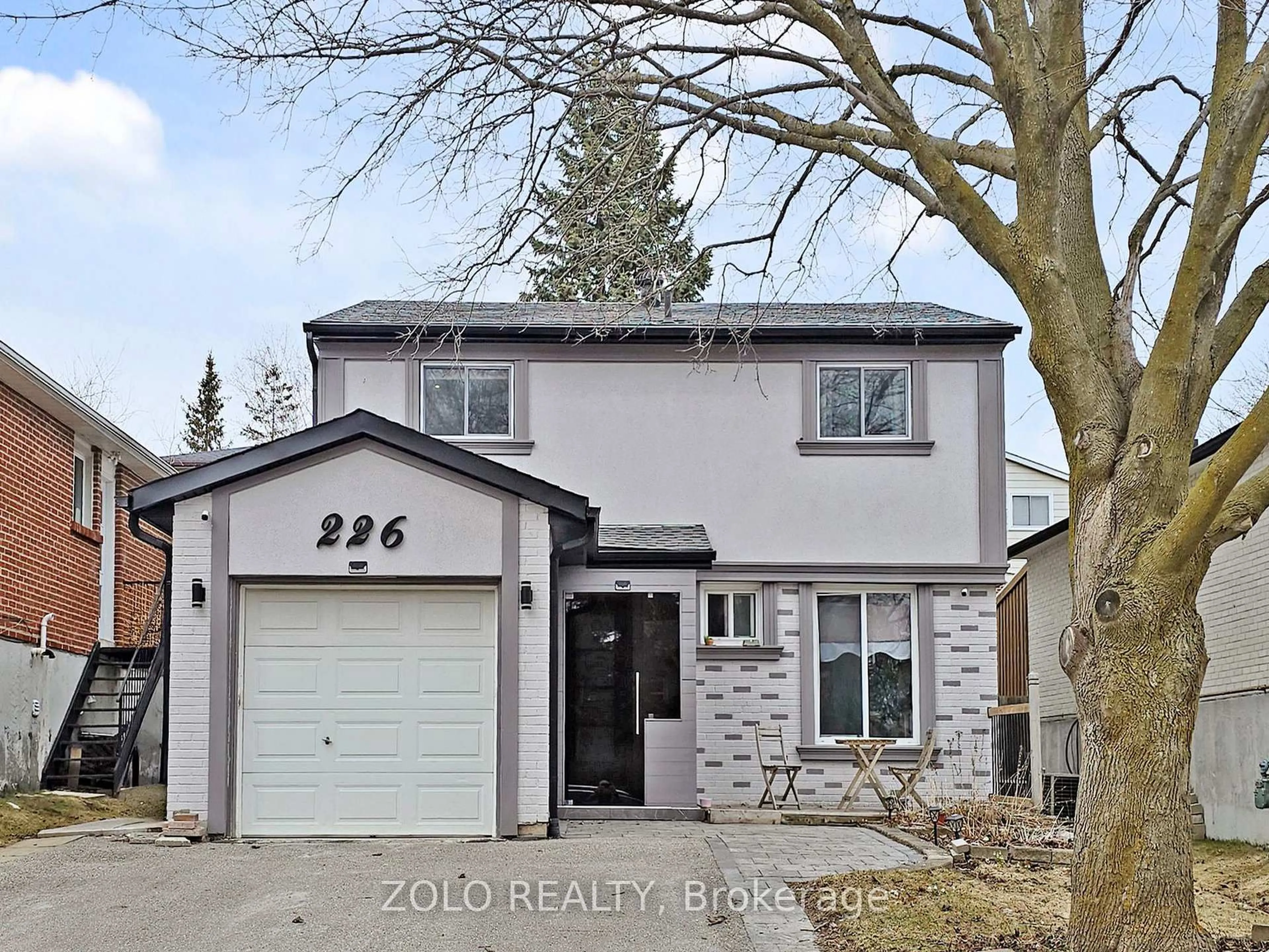 Home with vinyl exterior material, street for 226 Thoms Cres, Newmarket Ontario L3Y 1E1