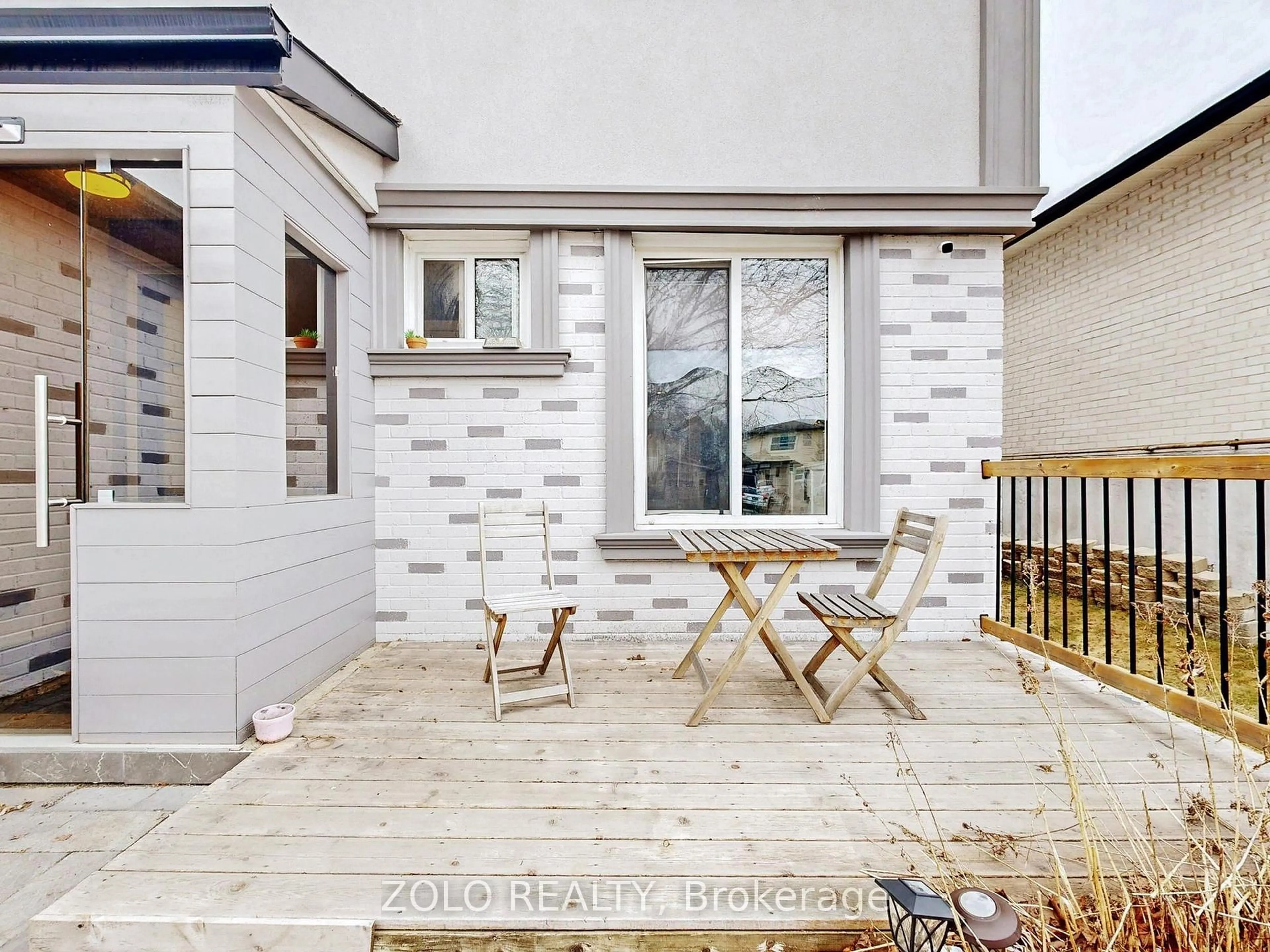 Patio, street for 226 Thoms Cres, Newmarket Ontario L3Y 1E1