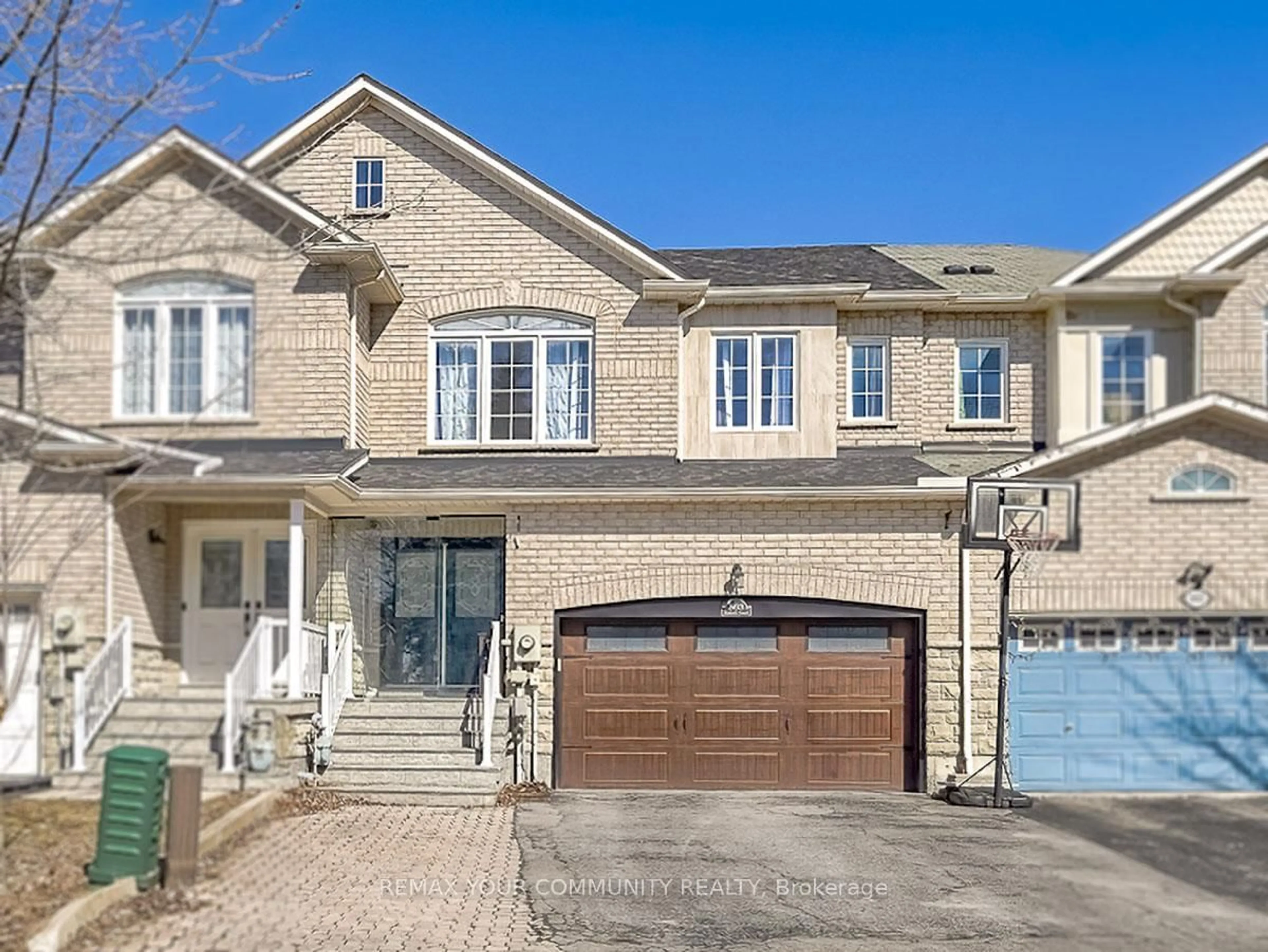 Home with brick exterior material, street for 563 Mulock Crt, Newmarket Ontario L3Y 5H1