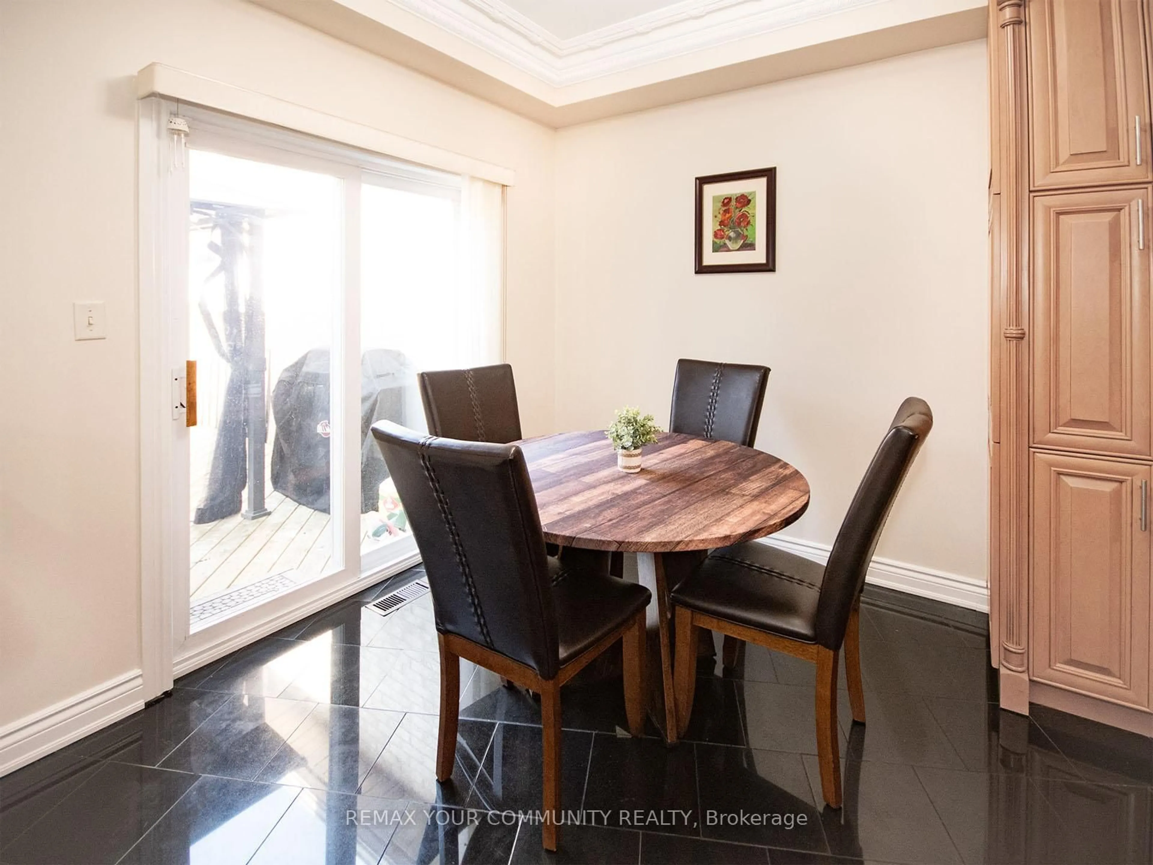 Dining room, unknown for 563 Mulock Crt, Newmarket Ontario L3Y 5H1