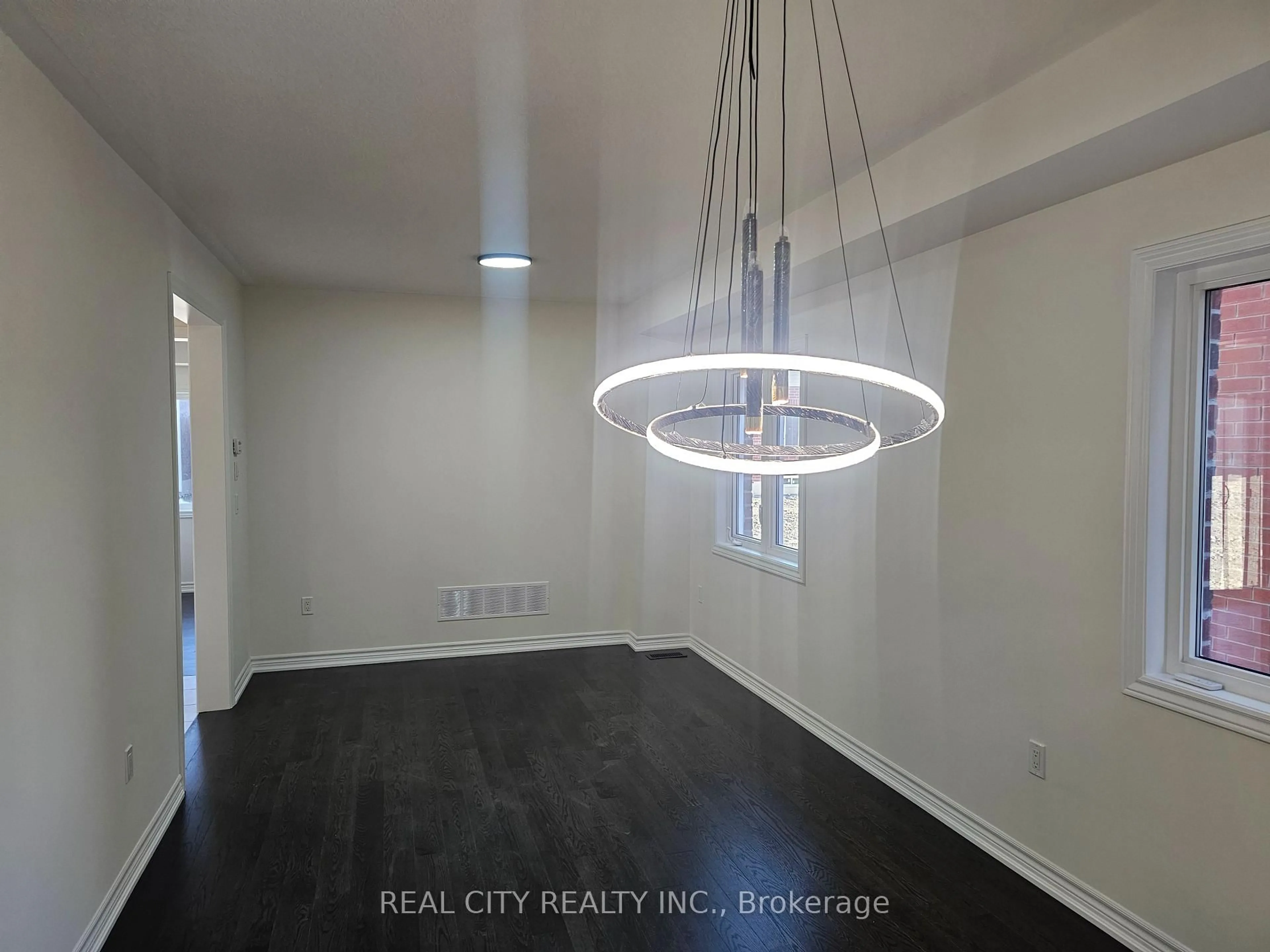 A pic of a room for 5 Heather Fullerton Rd, Georgina Ontario L0E 1R0