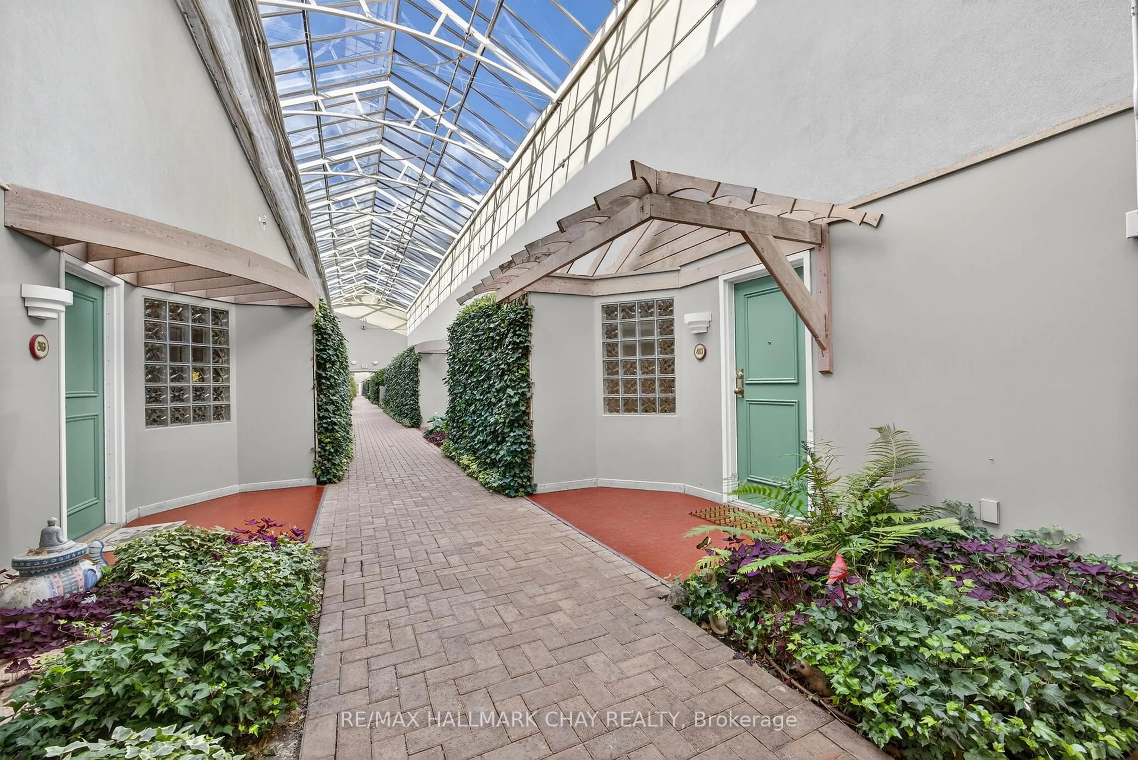 Indoor foyer for 77 Mill St #40, New Tecumseth Ontario L0G 1W0