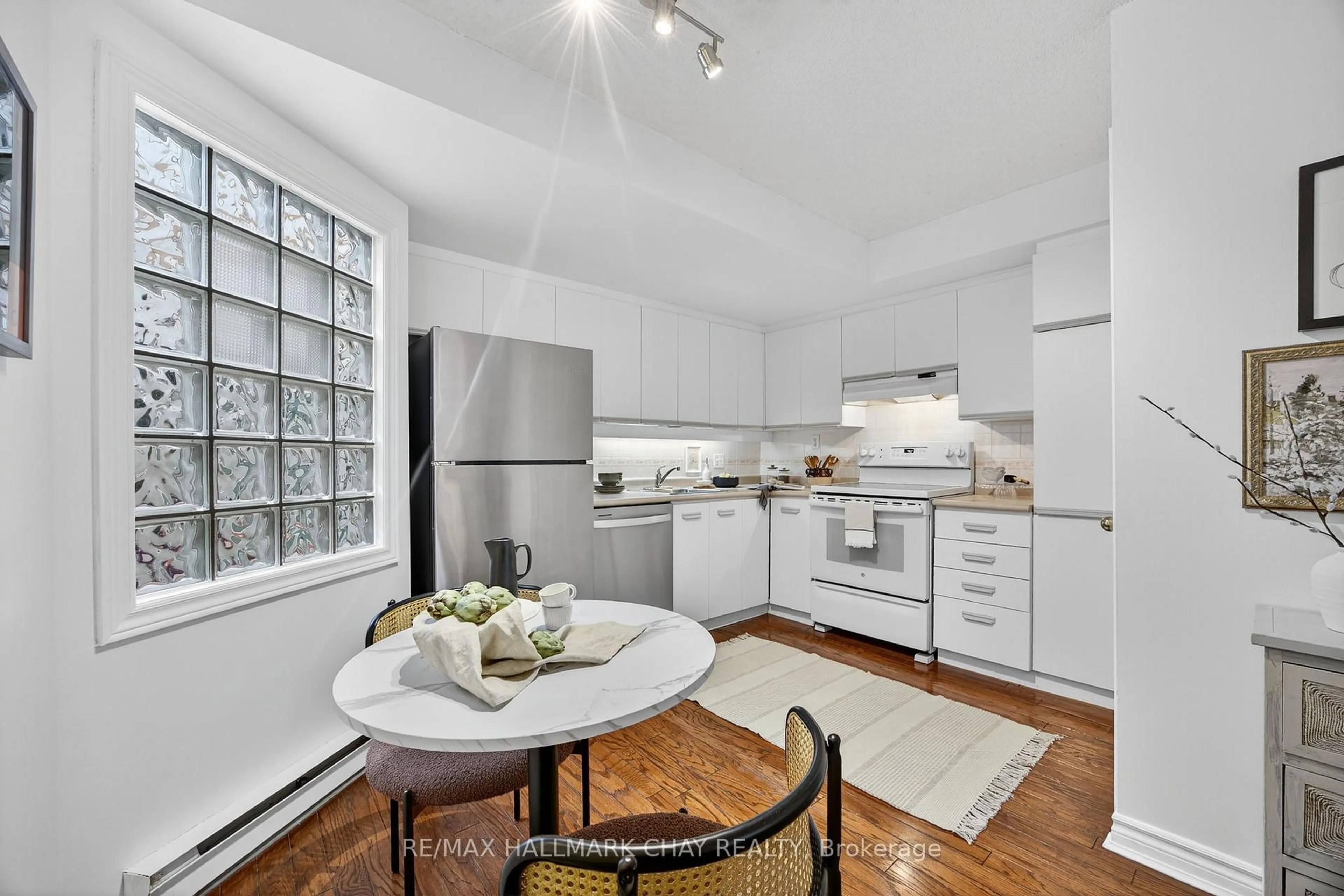 Standard kitchen, unknown for 77 Mill St #40, New Tecumseth Ontario L0G 1W0