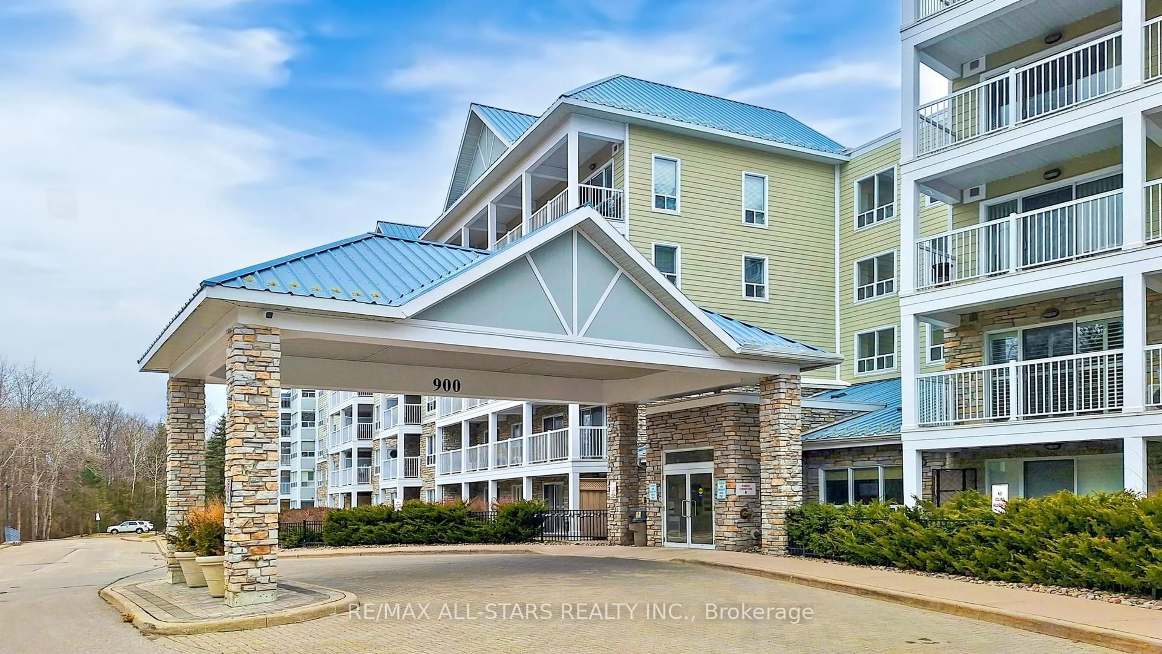 Indoor foyer for 900 Bogart Mill Tr #327, Newmarket Ontario L3Y 8V5