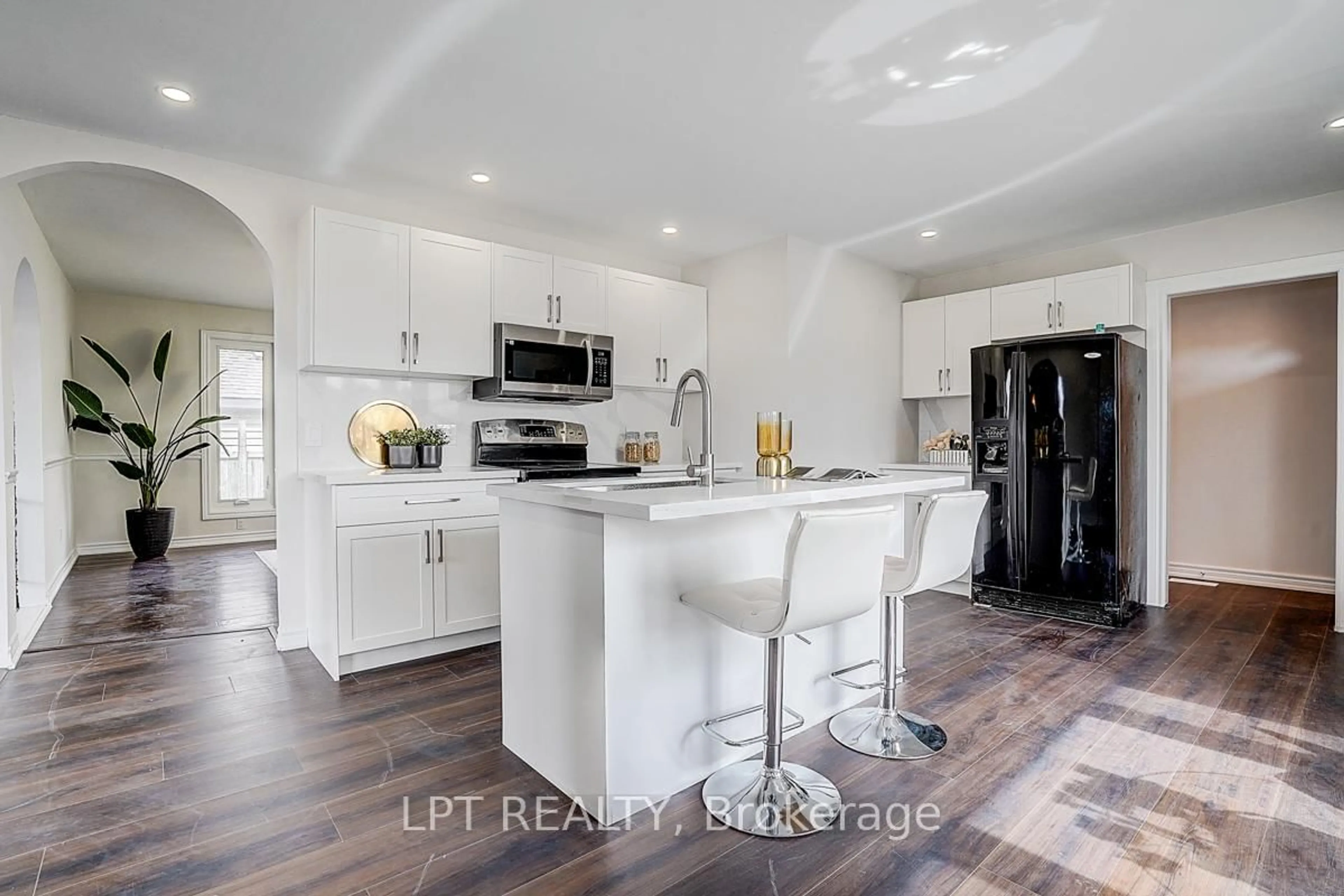 Open concept kitchen, ceramic/tile floor for 194 South Channel Dr, Georgina Ontario L4P 2N3