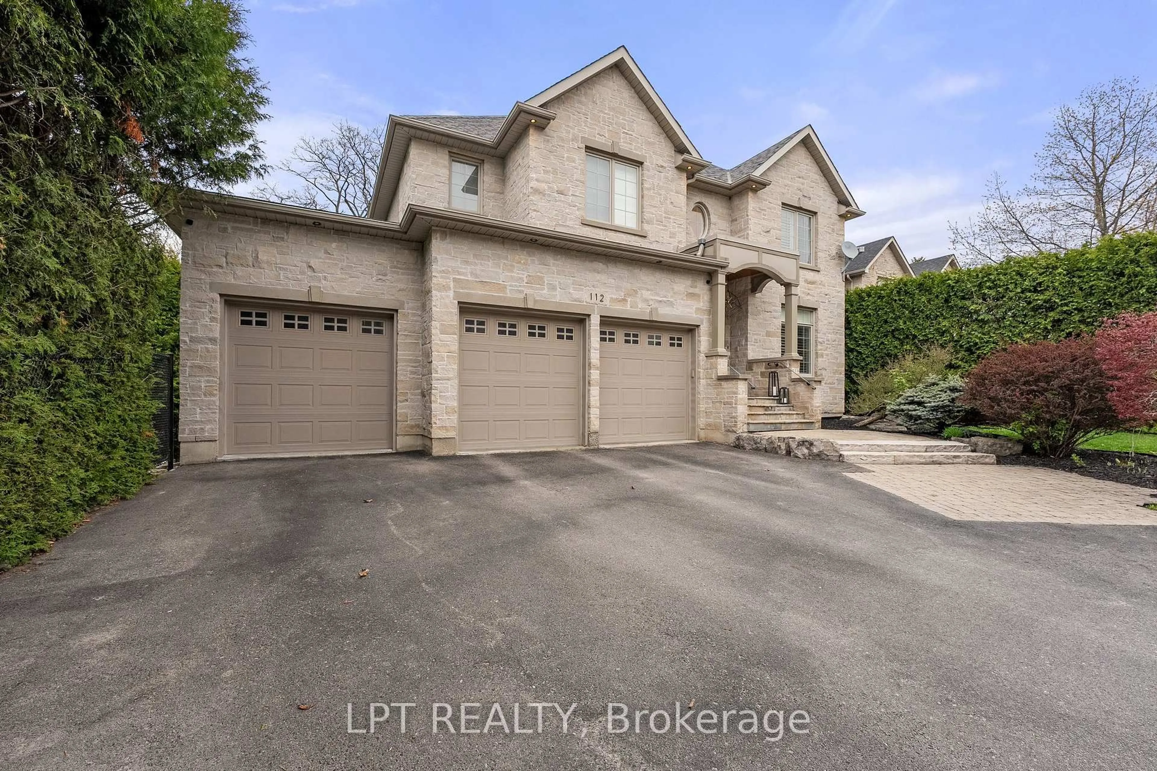 A pic from outside/outdoor area/front of a property/back of a property/a pic from drone, street for 112 Tyler St, Aurora Ontario L4G 2N3