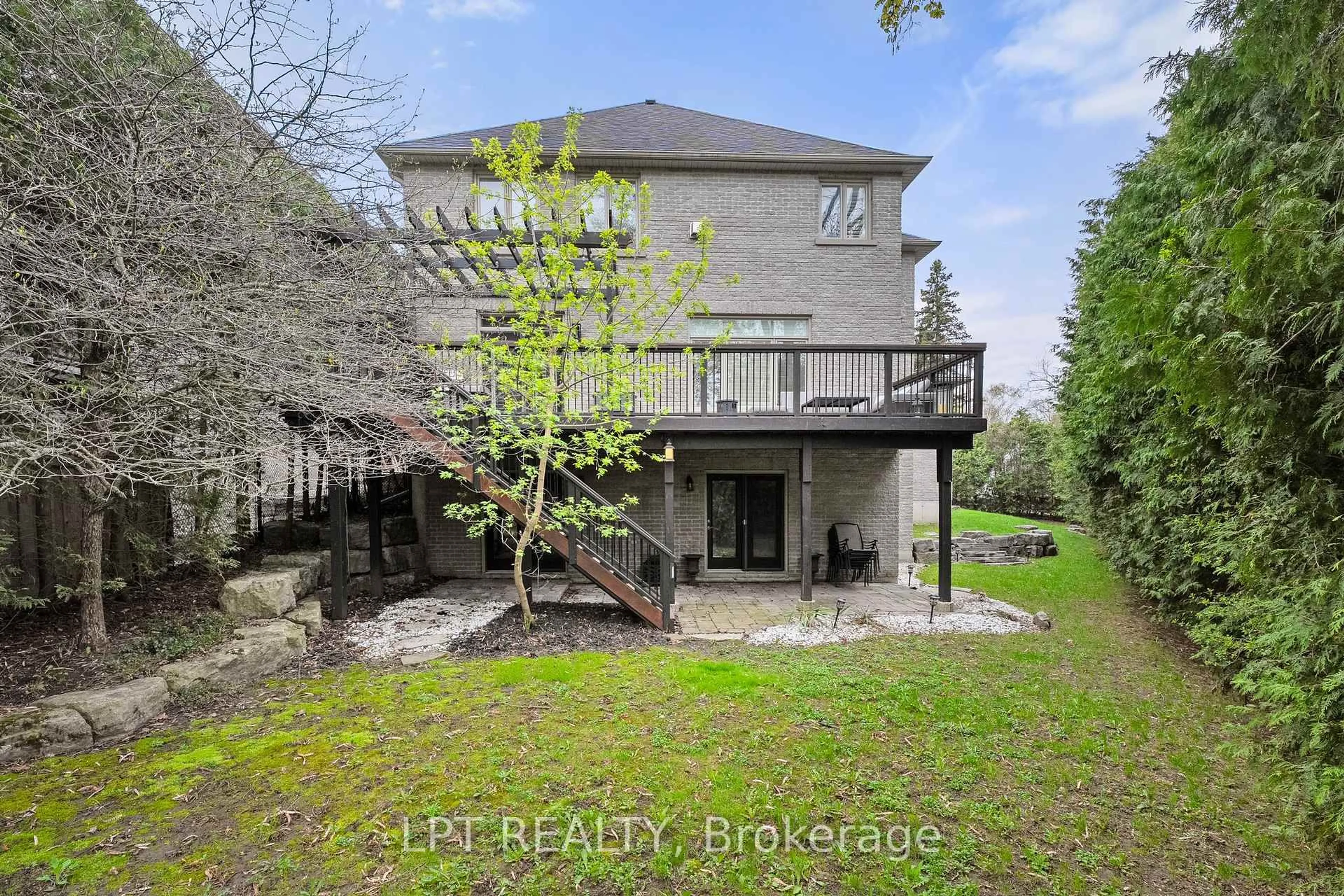 A pic from outside/outdoor area/front of a property/back of a property/a pic from drone, water/lake/river/ocean view for 112 Tyler St, Aurora Ontario L4G 2N3