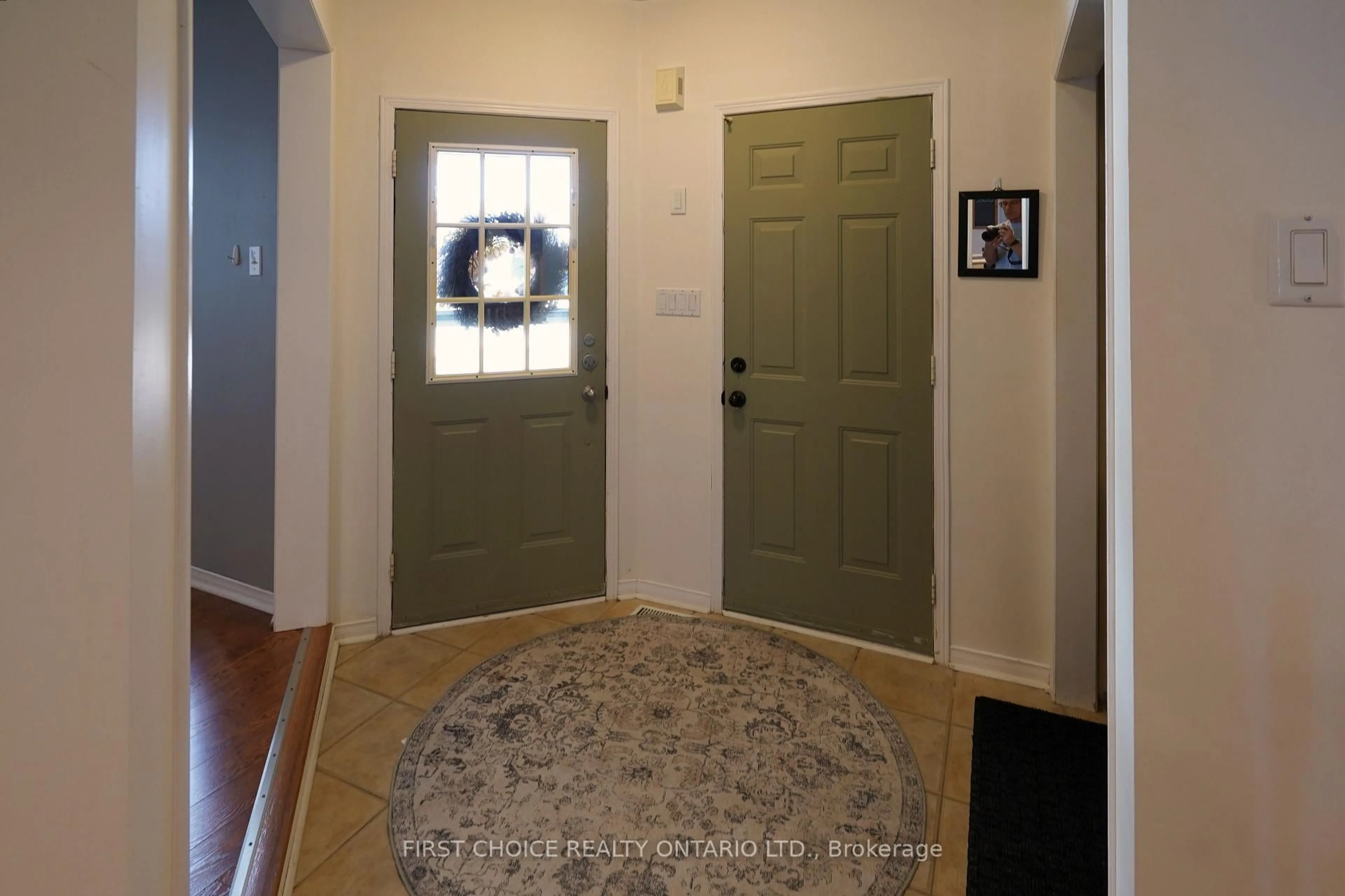 Indoor entryway for 42 Gunning Cres, New Tecumseth Ontario L0G 1W0