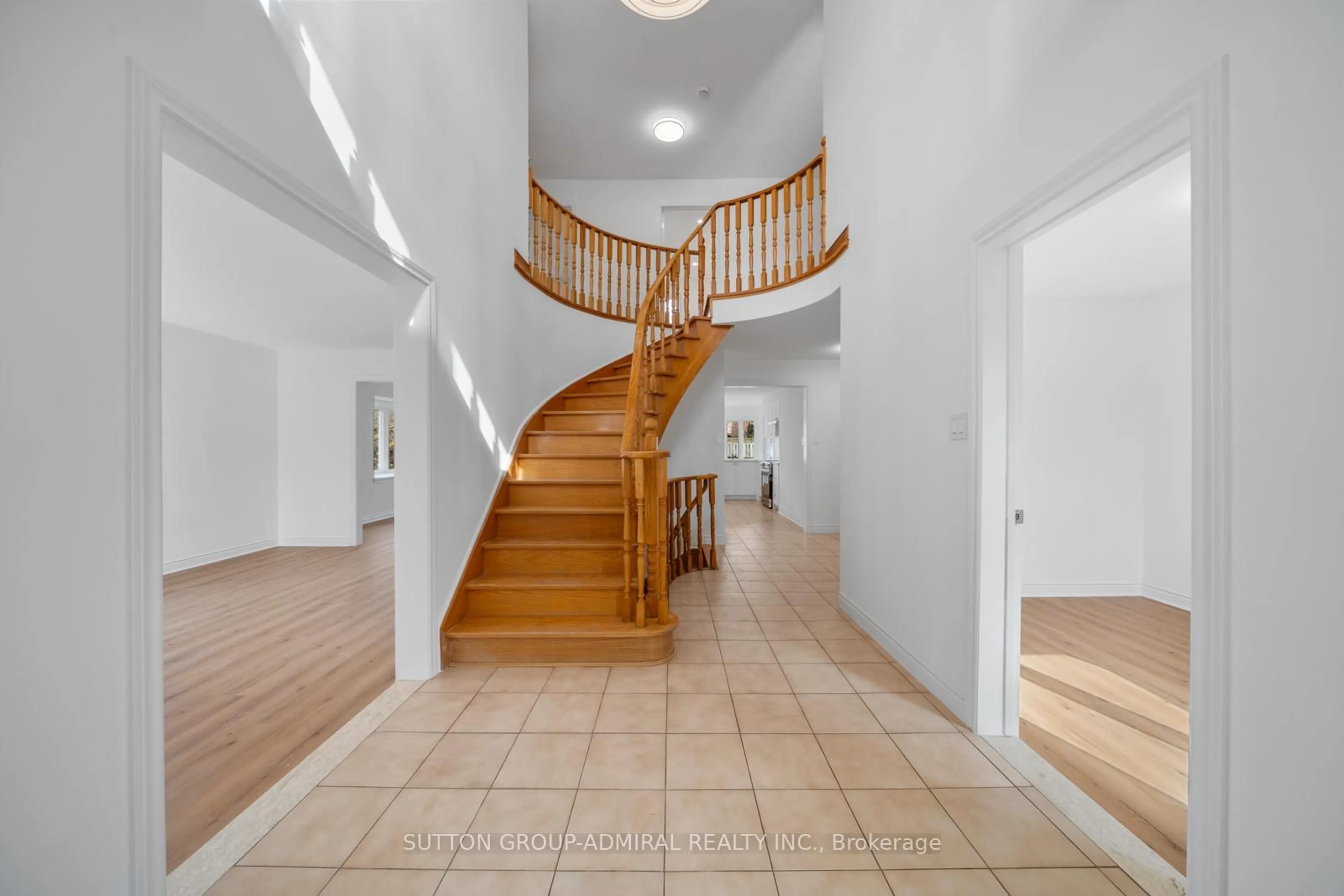 Indoor foyer for 295 Fifth Ave, Vaughan Ontario L4L 7A8