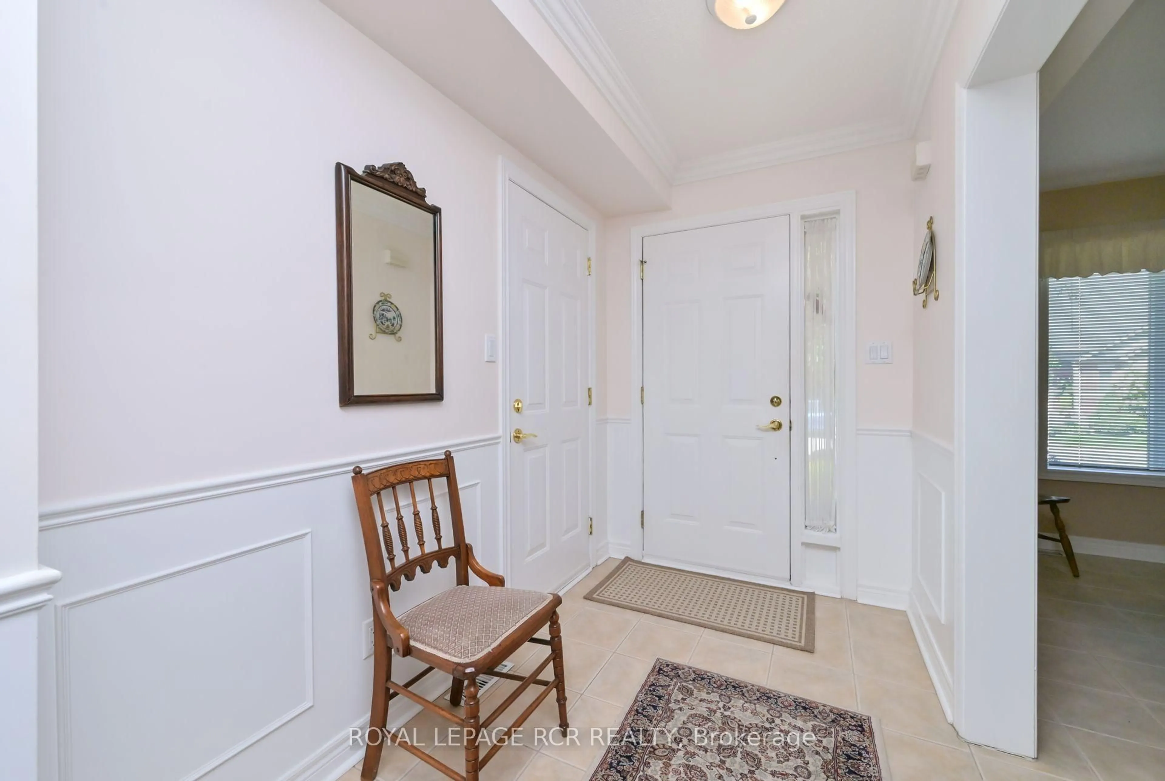 Indoor entryway for 83 Bella Vista Tr, New Tecumseth Ontario L9R 2E2