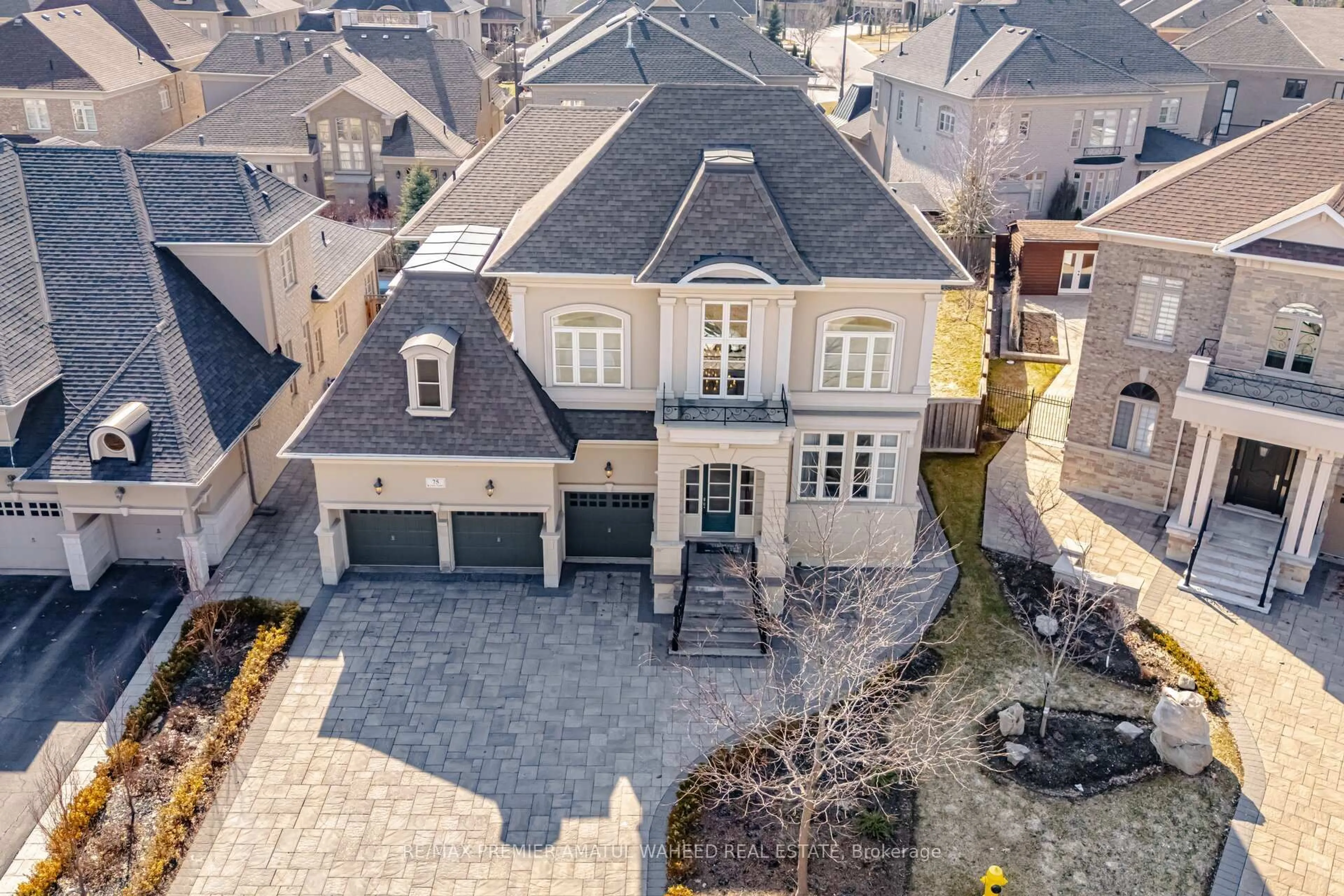 A pic from outside/outdoor area/front of a property/back of a property/a pic from drone, street for 75 Virtue Cres, Vaughan Ontario L4H 4C3