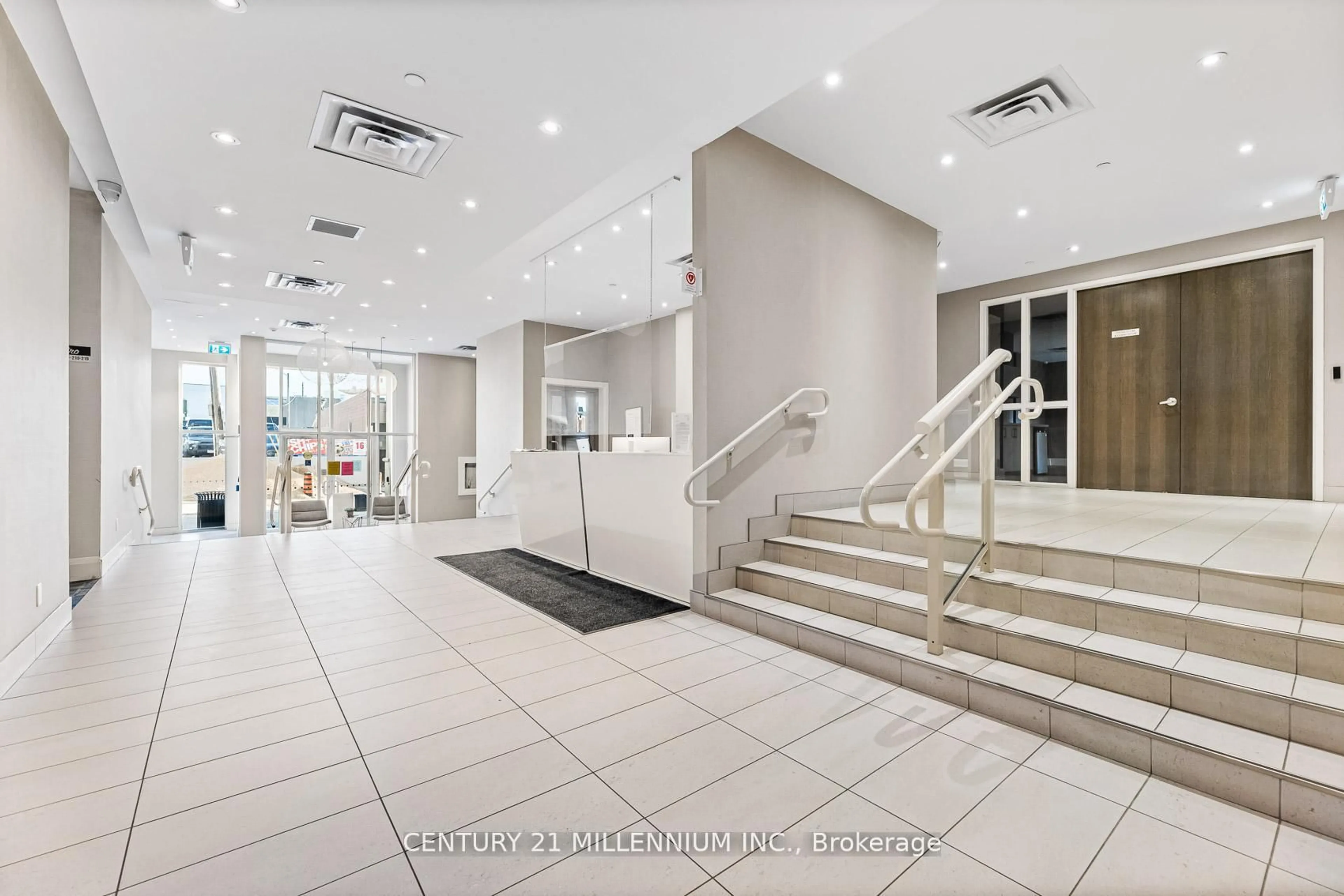 Indoor foyer for 15277 Yonge St #419, Aurora Ontario L4G 1Y3