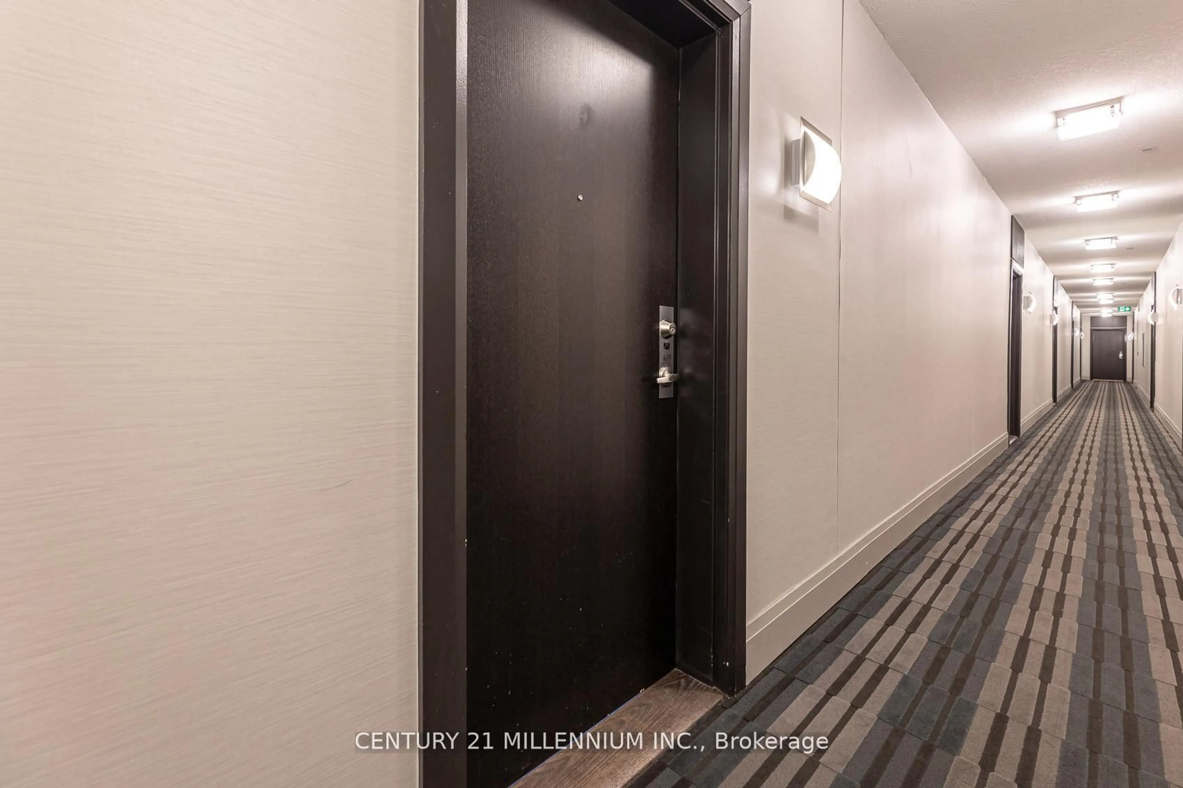 Indoor foyer for 15277 Yonge St #419, Aurora Ontario L4G 1Y3