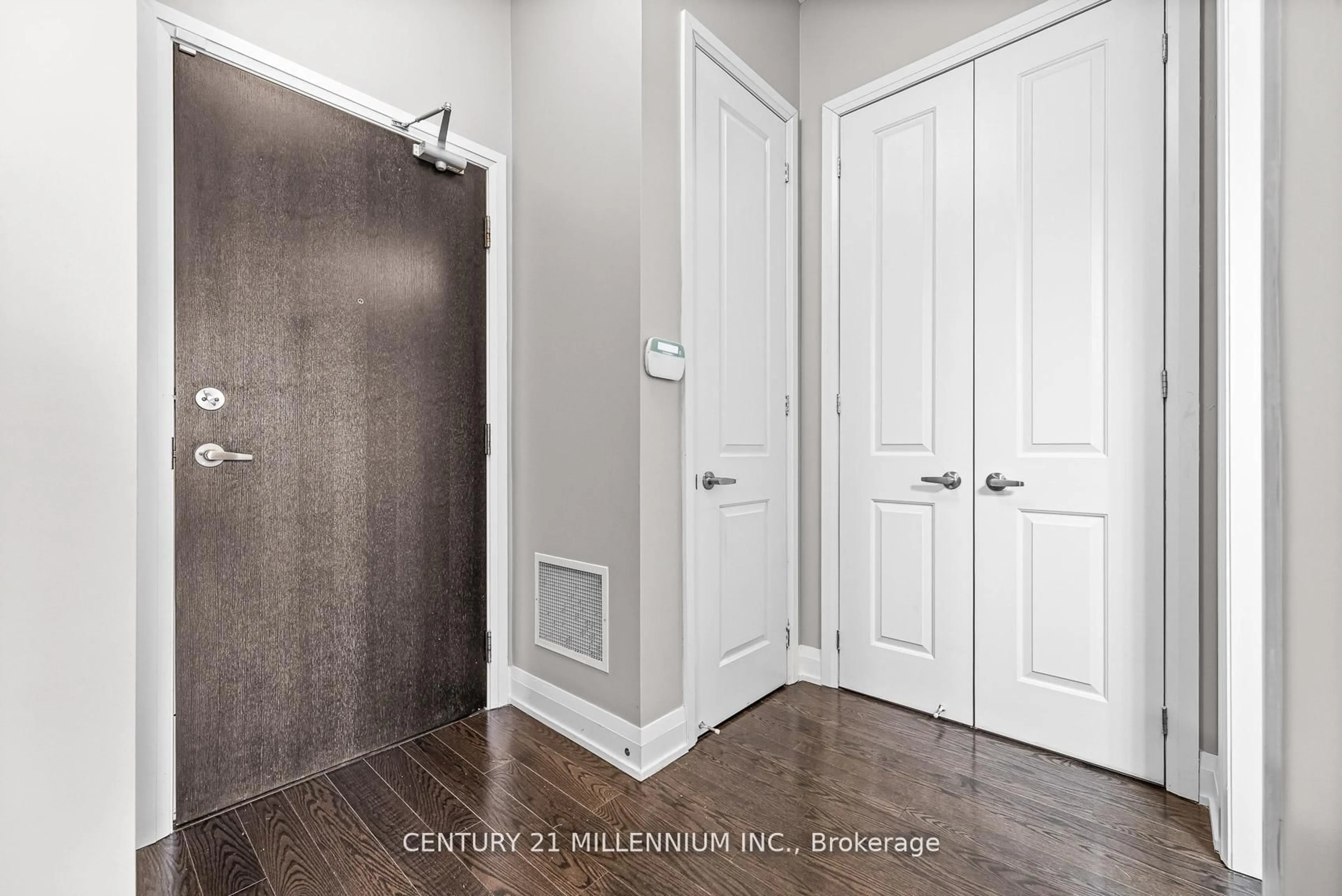 Indoor entryway for 15277 Yonge St #419, Aurora Ontario L4G 1Y3
